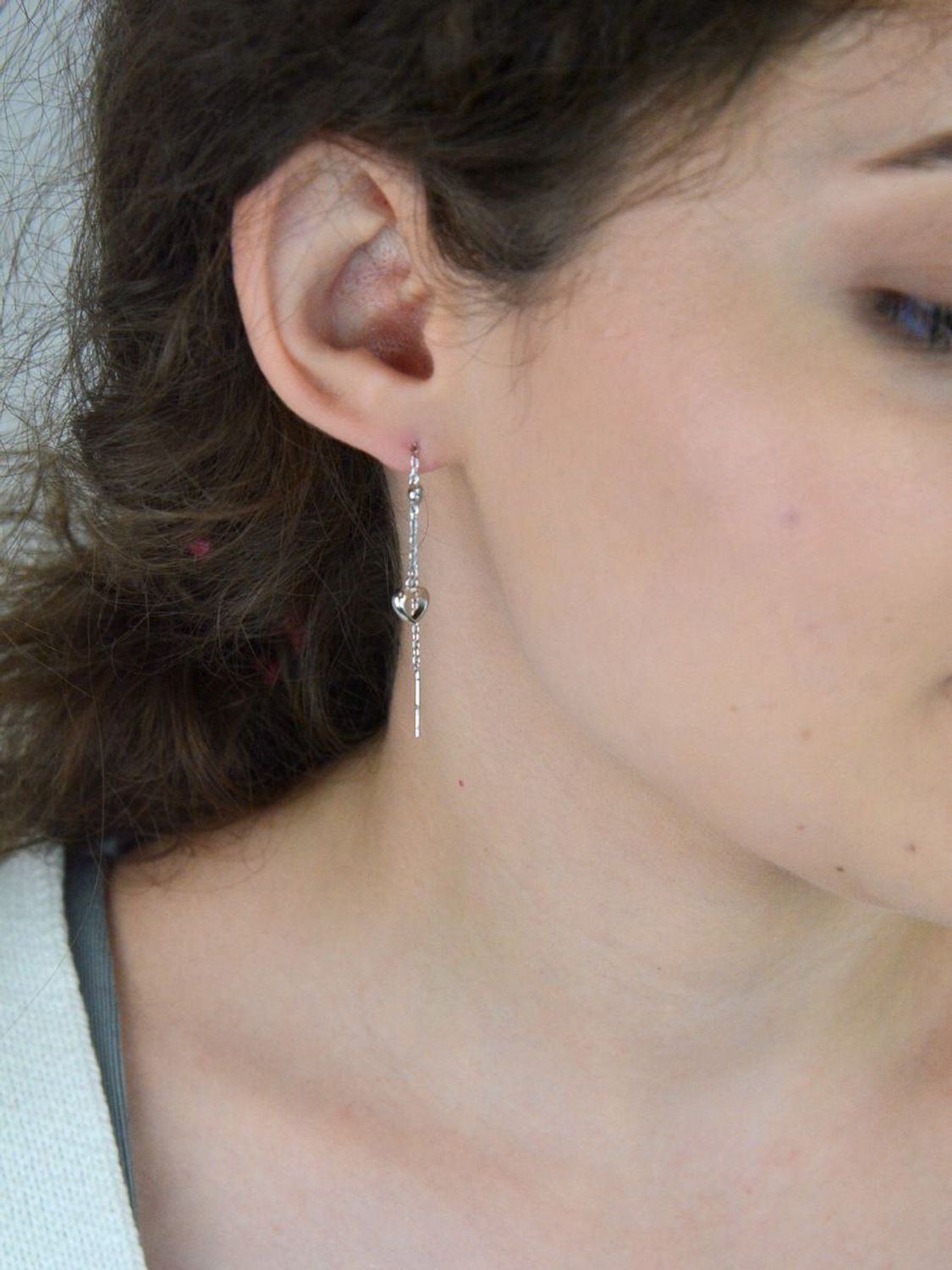 Delikatne kolczyki srebrne 925 z łańcuszkiem przechodzącym przez ucho, ozdobione serduszkiem (7 mm) i cyrkonią. Model DIA-KLC-13365-925, długość 6 cm, waga 1,60 g. Subtelna elegancja.1.jpg