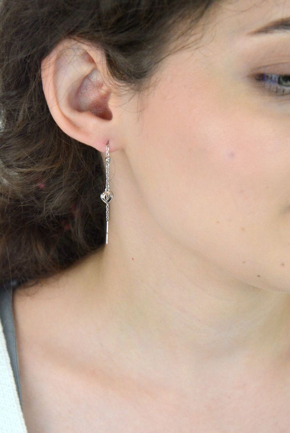 Delikatne kolczyki srebrne 925 z łańcuszkiem przechodzącym przez ucho, ozdobione serduszkiem (7 mm) i cyrkonią. Model DIA-KLC-13365-925, długość 6 cm, waga 1,60 g. Subtelna elegancja.1.jpg