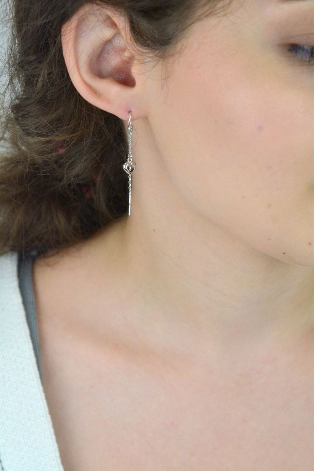 Delikatne kolczyki srebrne 925 z łańcuszkiem przechodzącym przez ucho, ozdobione serduszkiem (7 mm) i cyrkonią. Model DIA-KLC-13365-925, długość 6 cm, waga 1,60 g. Subtelna elegancja.1.jpg