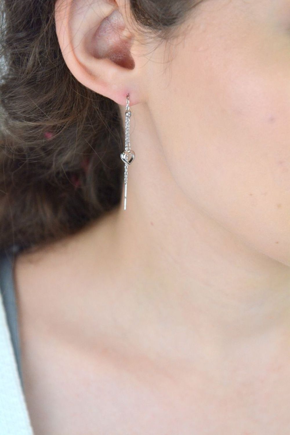 Delikatne kolczyki srebrne 925 z łańcuszkiem przechodzącym przez ucho, ozdobione serduszkiem (7 mm) i cyrkonią. Model DIA-KLC-13365-925, długość 6 cm, waga 1,60 g. Subtelna elegancja.1.jpg