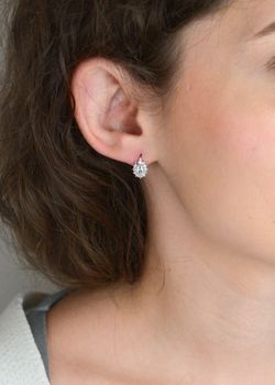 Delikatne kolczyki srebrne 925 owalne, zdobione białymi cyrkoniami. Zapięcie angielskie, długość 1 cm. Idealne na co dzień i na specjalne okazje (1).JPG