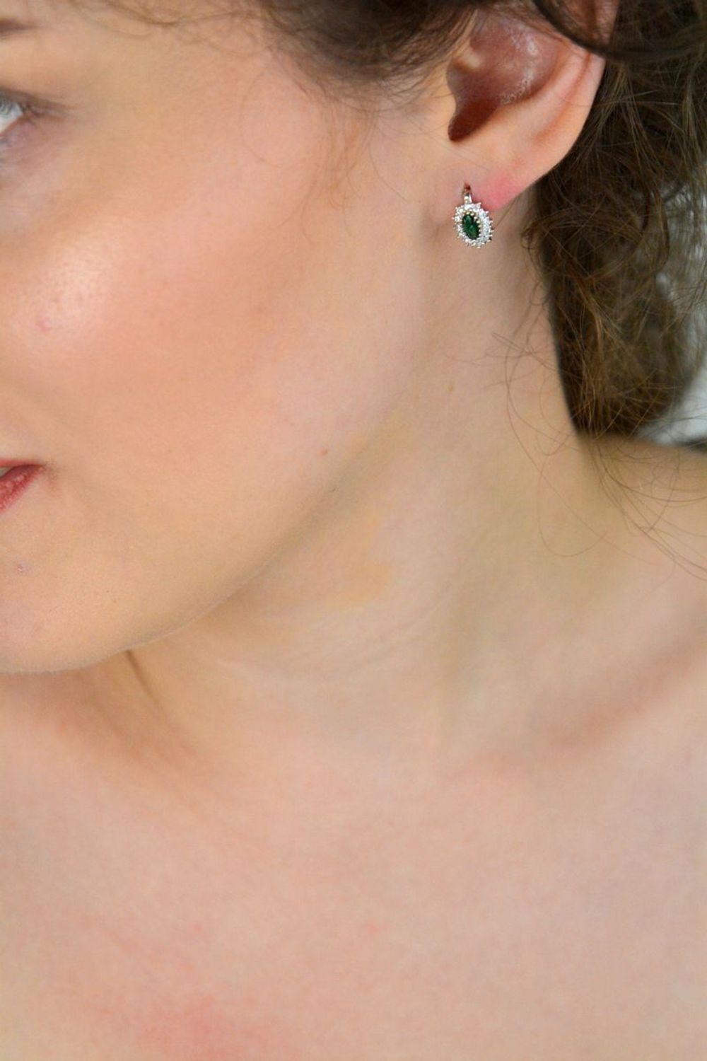 Eleganckie kolczyki srebrne owalne DIA-KLC-13394-925 z zieloną i białymi cyrkoniami. Próba 925, waga 1,90 g, wymiary 1,1 cm x 7 mm. Zapięcie angielskie – wygoda i styl.1.jpg