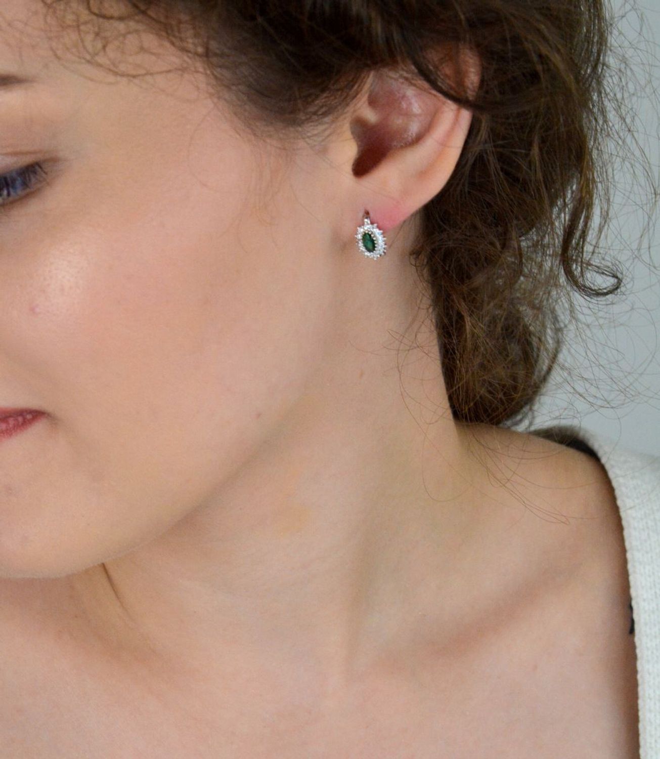 Eleganckie kolczyki srebrne owalne DIA-KLC-13394-925 z zieloną i białymi cyrkoniami. Próba 925, waga 1,90 g, wymiary 1,1 cm x 7 mm. Zapięcie angielskie – wygoda i styl.1.jpg