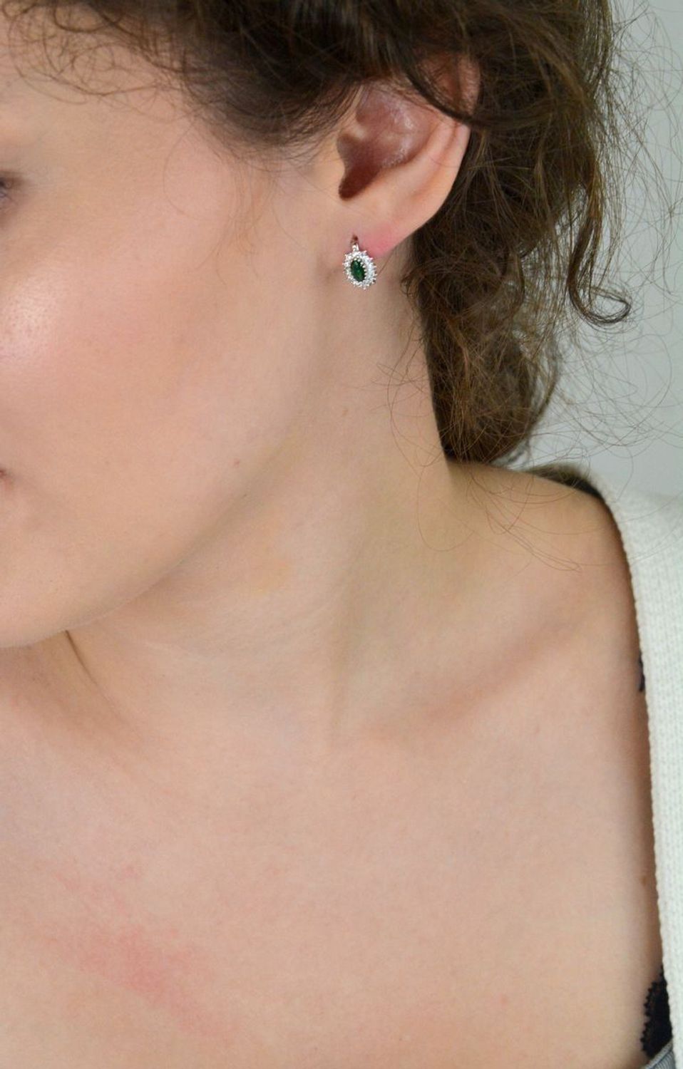 Eleganckie kolczyki srebrne owalne DIA-KLC-13394-925 z zieloną i białymi cyrkoniami. Próba 925, waga 1,90 g, wymiary 1,1 cm x 7 mm. Zapięcie angielskie – wygoda i styl.1.jpg