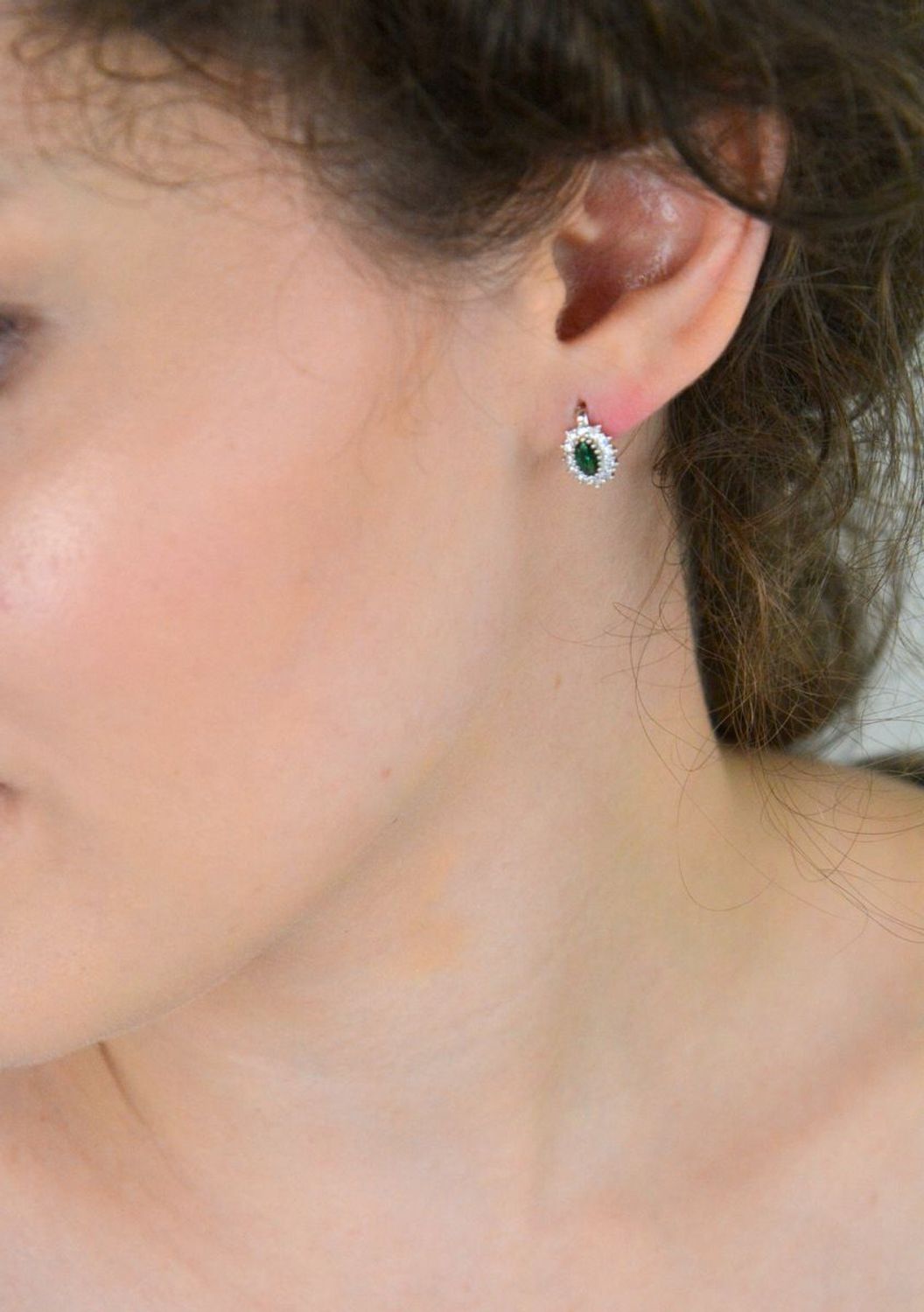 Eleganckie kolczyki srebrne owalne DIA-KLC-13394-925 z zieloną i białymi cyrkoniami. Próba 925, waga 1,90 g, wymiary 1,1 cm x 7 mm. Zapięcie angielskie – wygoda i styl.1.jpg