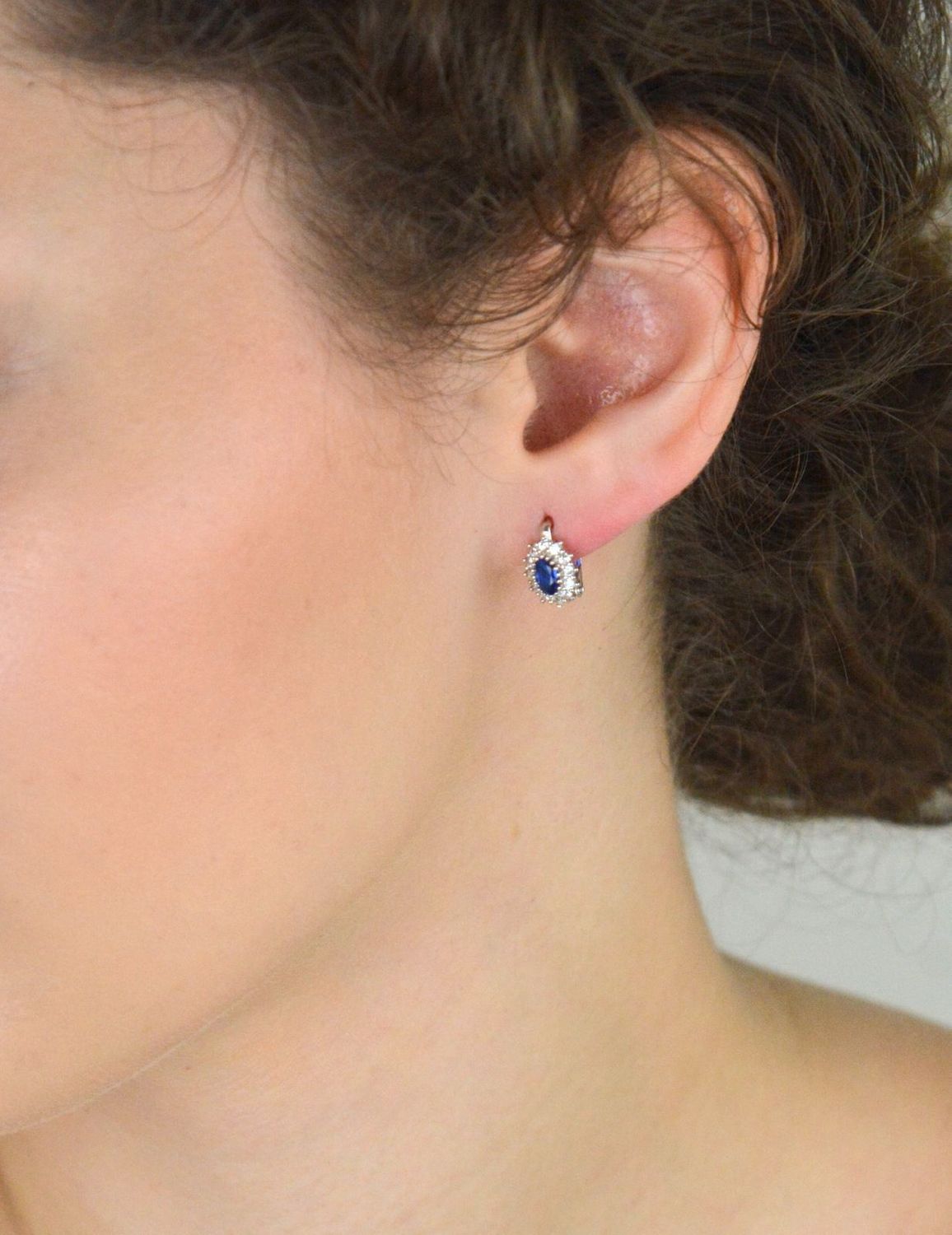 Kolczyki srebrne 925 DIA-KLC-13395-925 – owalne z granatową i białymi cyrkoniami. Długość 1 cm, szerokość 7 mm, zapięcie angielskie. Delikatna i elegancka biżuteria dla kobiet i dziewczynek.1.jpg