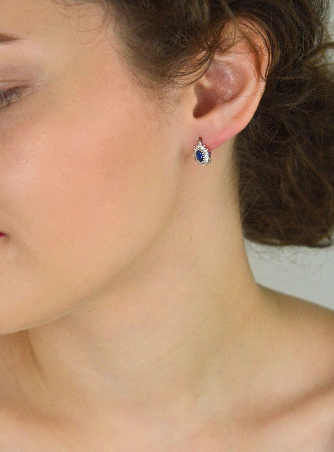 Kolczyki srebrne 925 DIA-KLC-13395-925 – owalne z granatową i białymi cyrkoniami. Długość 1 cm, szerokość 7 mm, zapięcie angielskie. Delikatna i elegancka biżuteria dla kobiet i dziewczynek.1.jpg