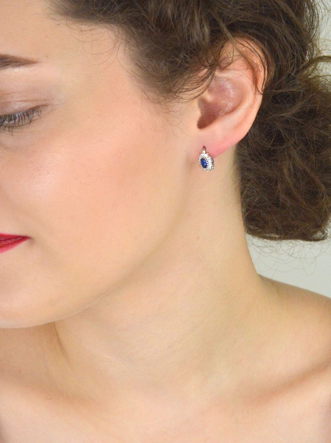 Kolczyki srebrne 925 DIA-KLC-13395-925 – owalne z granatową i białymi cyrkoniami. Długość 1 cm, szerokość 7 mm, zapięcie angielskie. Delikatna i elegancka biżuteria dla kobiet i dziewczynek.1.jpg