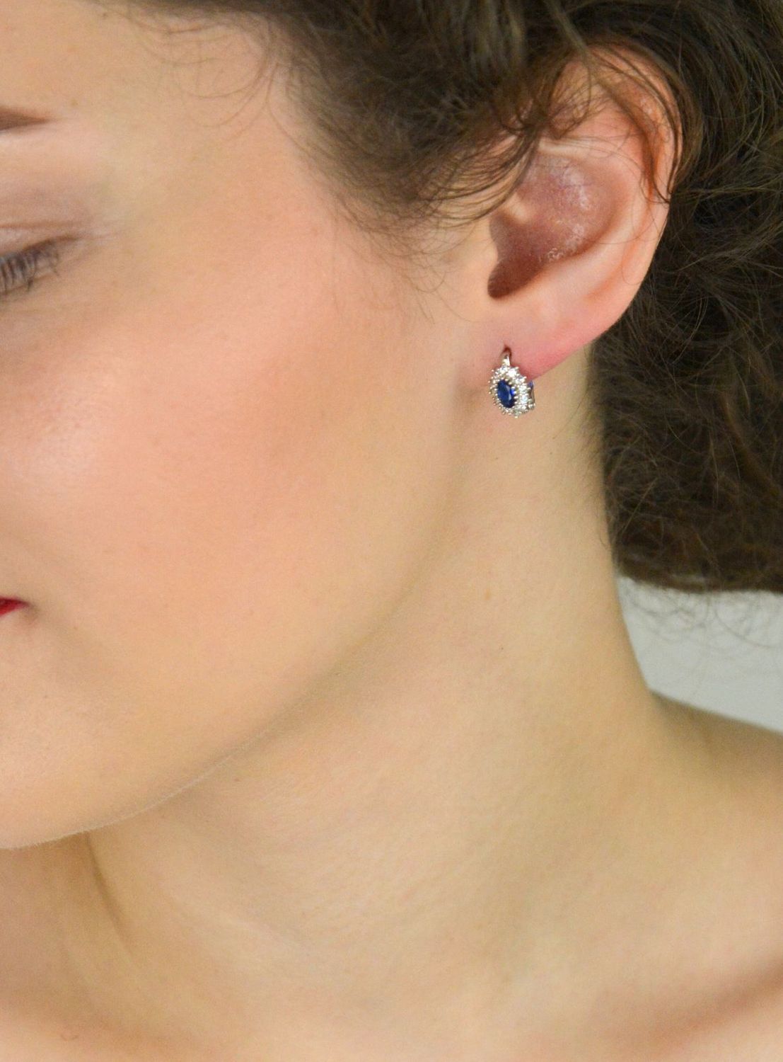 Kolczyki srebrne 925 DIA-KLC-13395-925 – owalne z granatową i białymi cyrkoniami. Długość 1 cm, szerokość 7 mm, zapięcie angielskie. Delikatna i elegancka biżuteria dla kobiet i dziewczynek.1.jpg