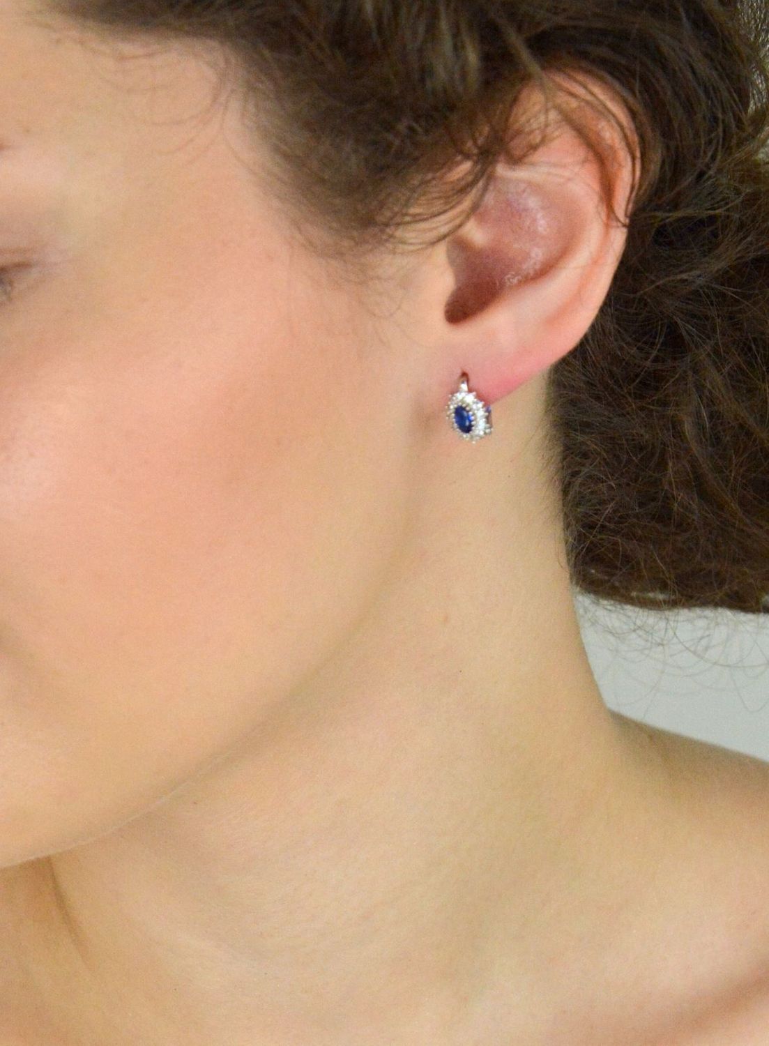 Kolczyki srebrne 925 DIA-KLC-13395-925 – owalne z granatową i białymi cyrkoniami. Długość 1 cm, szerokość 7 mm, zapięcie angielskie. Delikatna i elegancka biżuteria dla kobiet i dziewczynek.1.jpg