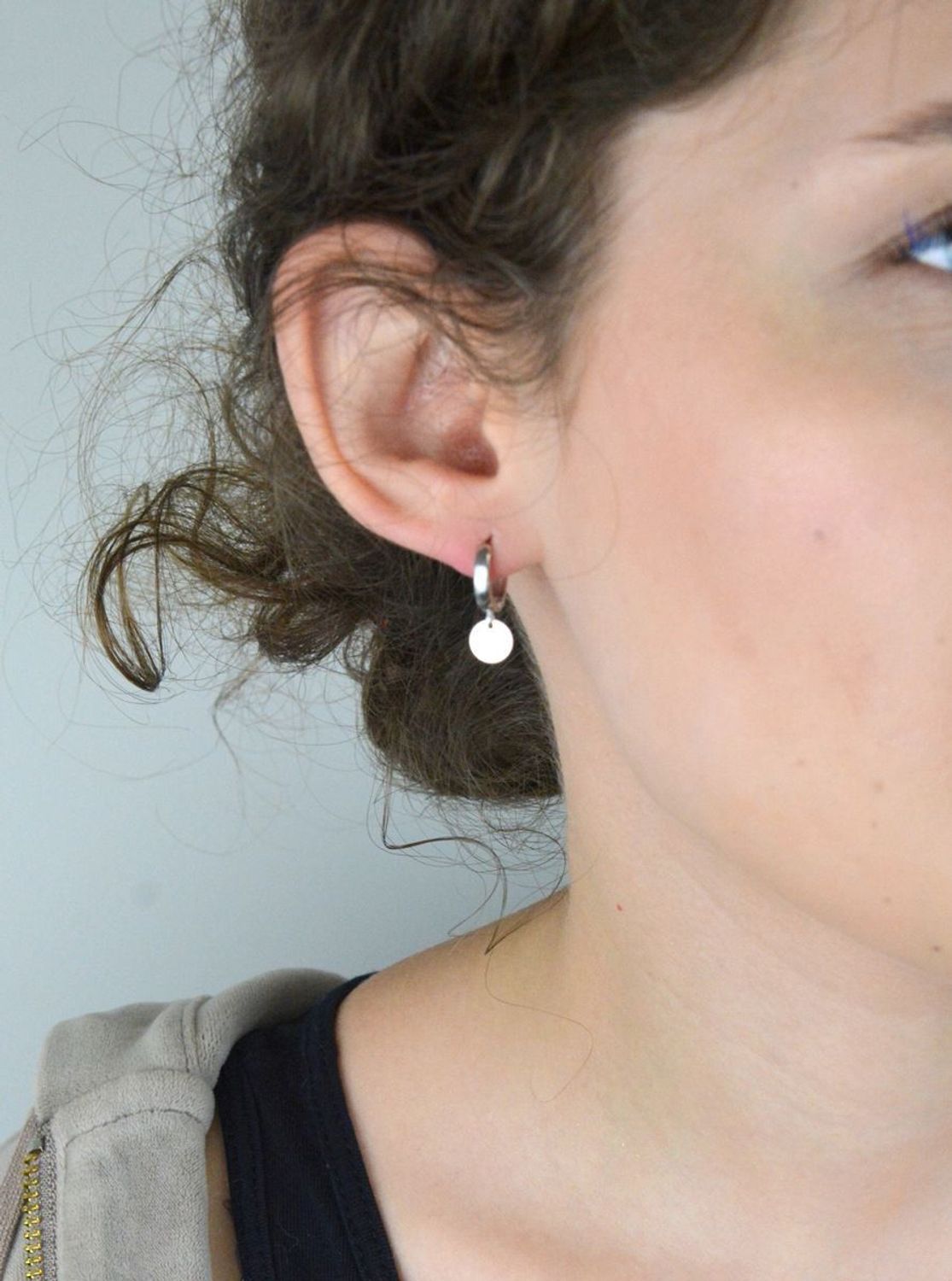 Kolczyki damskie srebrne próby 925, małe kółeczka z wiszącymi okrągłymi blaszkami. Długość 2,0 cm, szerokość elementu wiszącego 7 mm, zapięcie na zatrzask, waga 2,20 g. Model DIA-KLC-13396-925.1.jpg