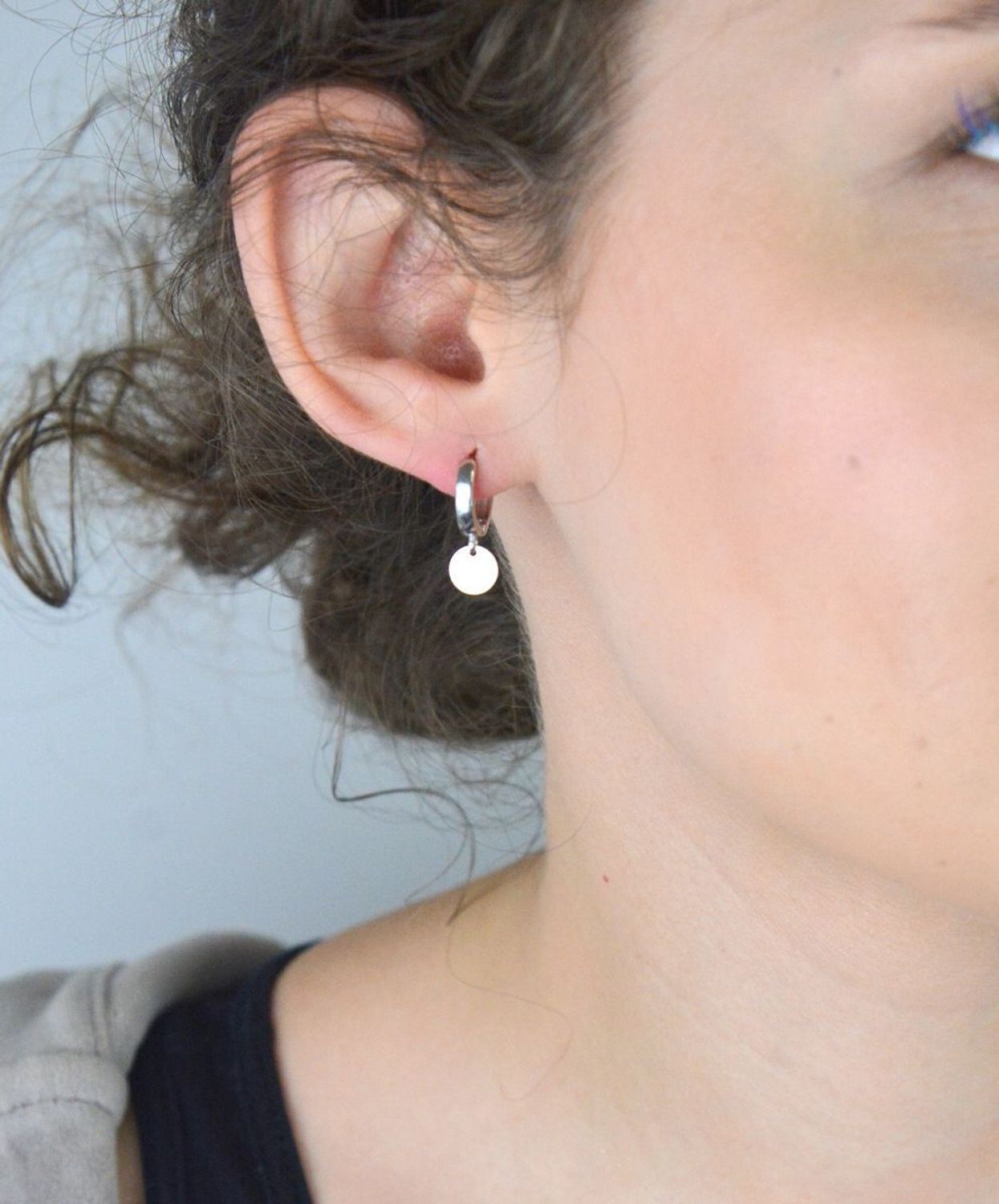 Kolczyki damskie srebrne próby 925, małe kółeczka z wiszącymi okrągłymi blaszkami. Długość 2,0 cm, szerokość elementu wiszącego 7 mm, zapięcie na zatrzask, waga 2,20 g. Model DIA-KLC-13396-925.1.jpg