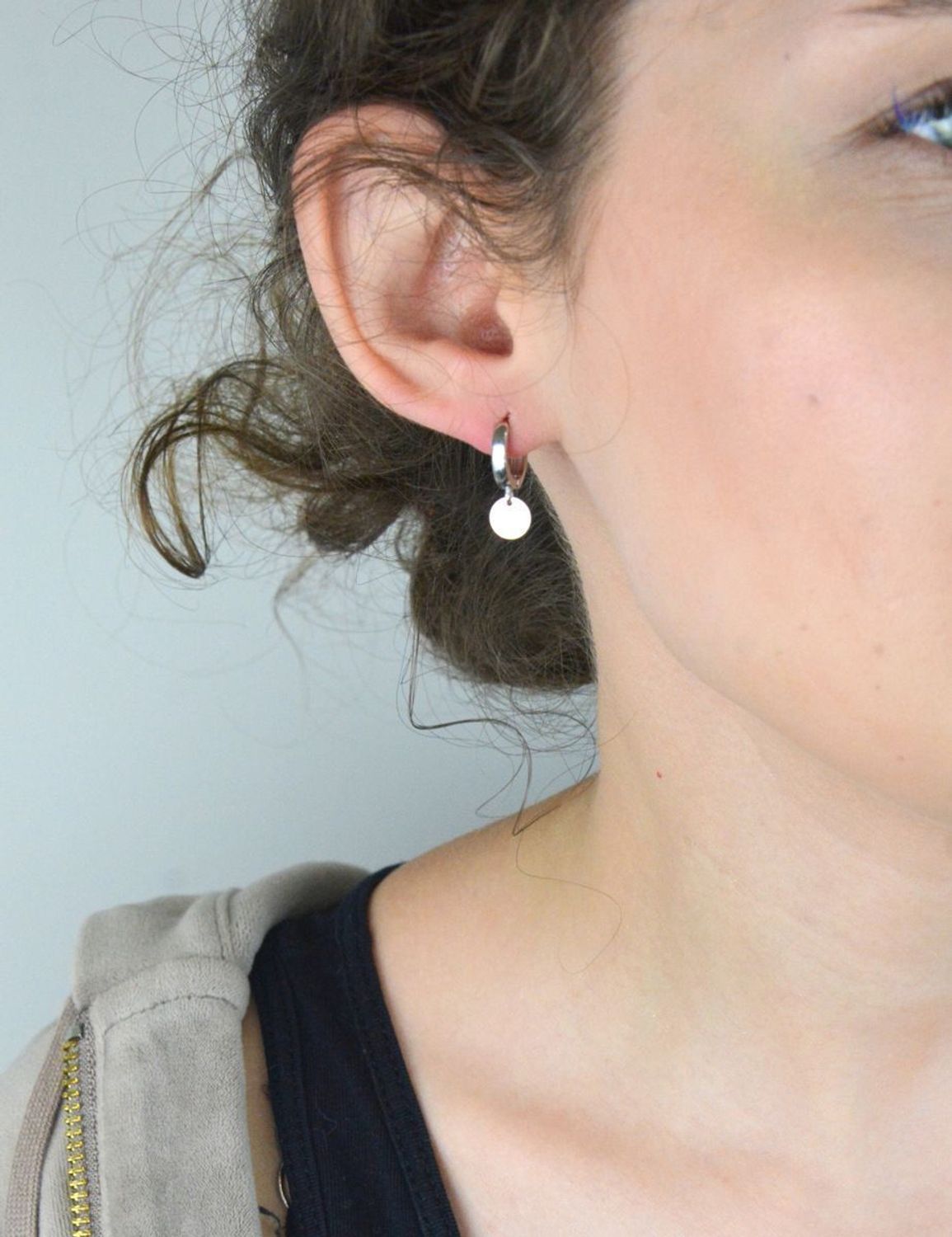 Kolczyki damskie srebrne próby 925, małe kółeczka z wiszącymi okrągłymi blaszkami. Długość 2,0 cm, szerokość elementu wiszącego 7 mm, zapięcie na zatrzask, waga 2,20 g. Model DIA-KLC-13396-925.1.jpg