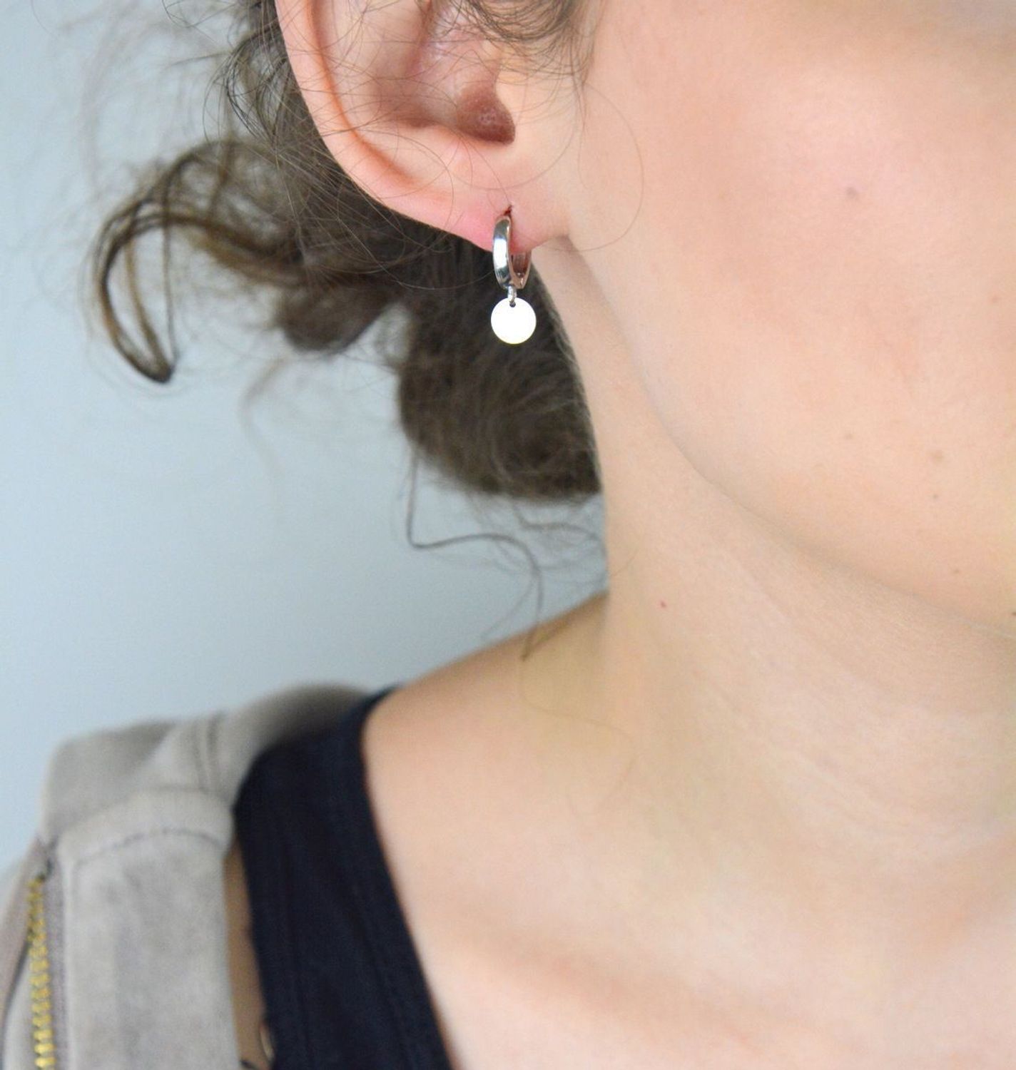 Kolczyki damskie srebrne próby 925, małe kółeczka z wiszącymi okrągłymi blaszkami. Długość 2,0 cm, szerokość elementu wiszącego 7 mm, zapięcie na zatrzask, waga 2,20 g. Model DIA-KLC-13396-925.1.jpg