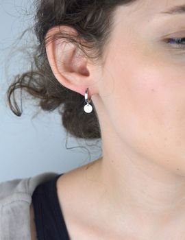 Kolczyki damskie srebrne próby 925, małe kółeczka z wiszącymi okrągłymi blaszkami. Długość 2,0 cm, szerokość elementu wiszącego 7 mm, zapięcie na zatrzask, waga 2,20 g. Model DIA-KLC-13396-925 (2).JPG
