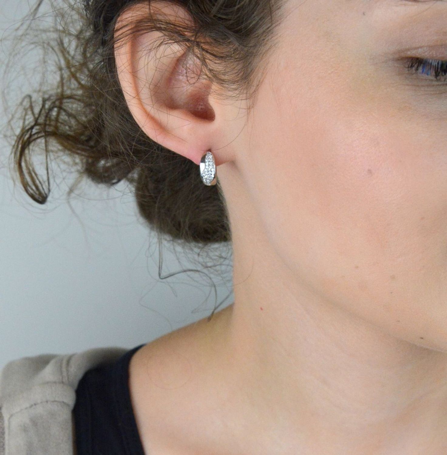 Kolczyki srebrne 925 – klasyczne koła z cyrkoniami, model DIA-KLC-13397-925. Długość 1,2 cm, szerokość 5 mm, waga 2,80 g, zapięcie na zatrzask. Blask i elegancja w jednym.1.jpg