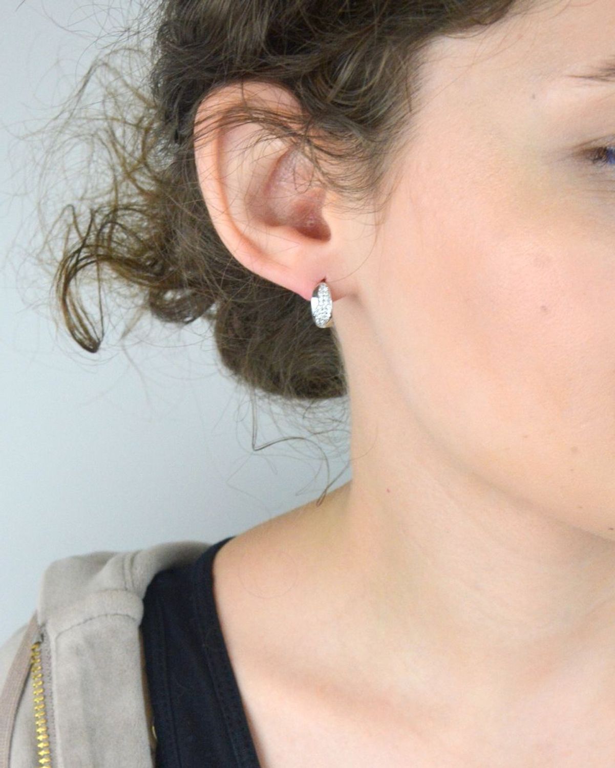 Kolczyki srebrne 925 – klasyczne koła z cyrkoniami, model DIA-KLC-13397-925. Długość 1,2 cm, szerokość 5 mm, waga 2,80 g, zapięcie na zatrzask. Blask i elegancja w jednym.1.jpg