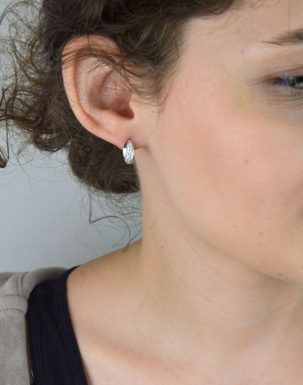 Kolczyki srebrne 925 – klasyczne koła z cyrkoniami, model DIA-KLC-13397-925. Długość 1,2 cm, szerokość 5 mm, waga 2,80 g, zapięcie na zatrzask. Blask i elegancja w jednym.1.jpg