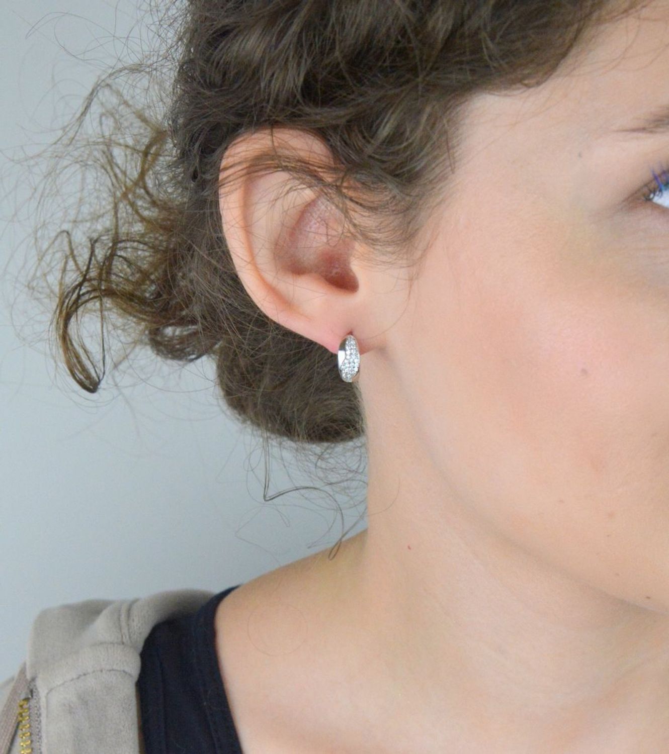 Kolczyki srebrne 925 – klasyczne koła z cyrkoniami, model DIA-KLC-13397-925. Długość 1,2 cm, szerokość 5 mm, waga 2,80 g, zapięcie na zatrzask. Blask i elegancja w jednym.1.jpg