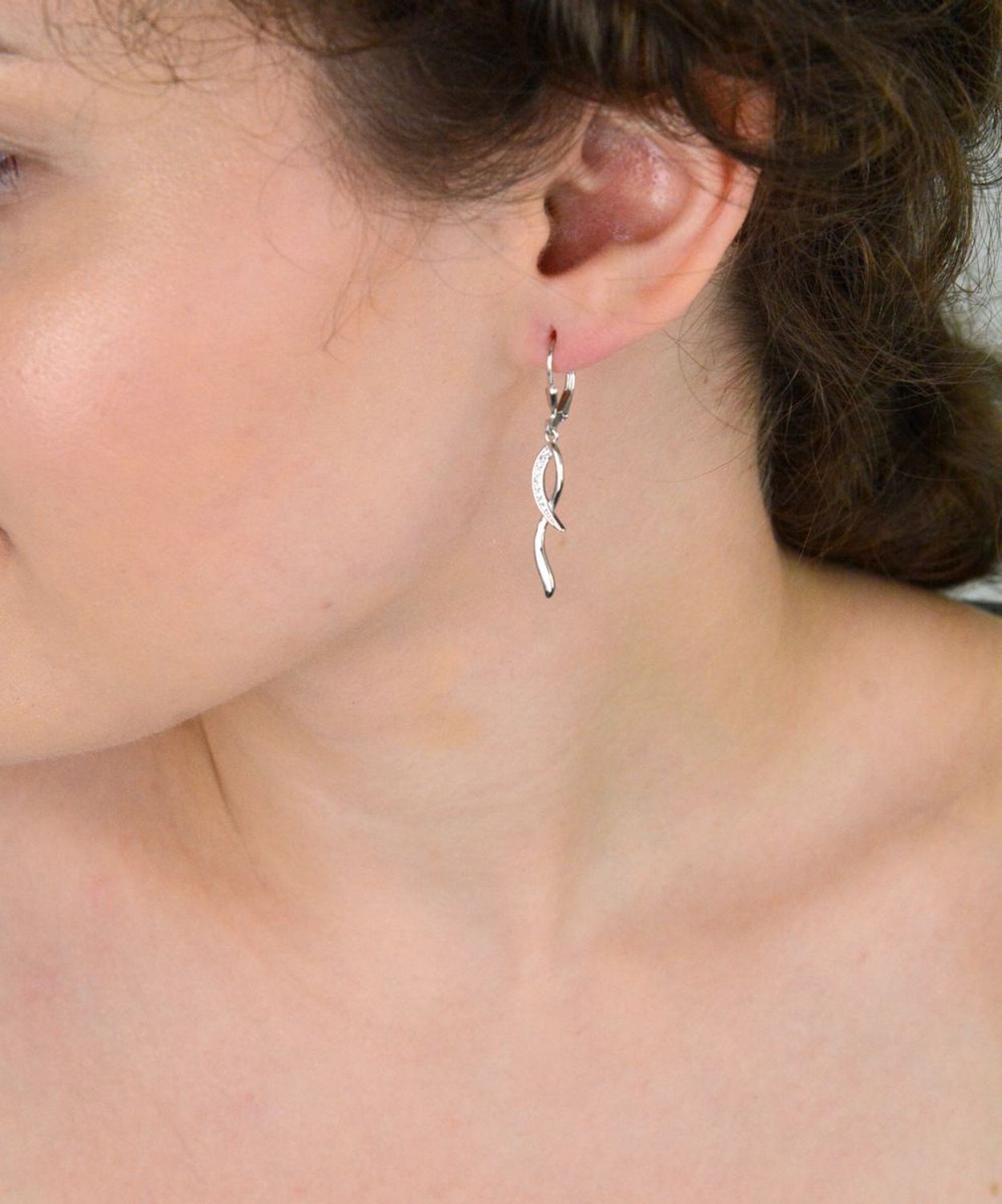 Kolczyki damskie DIA-KLC-13398-925 – srebro próby 925, pleciony wzór, cyrkonie, długość 4,0 cm, szerokość 5 mm, waga 2,10 g. Zapięcie bigiel angielski. Elegancja i blask w jednym.1.jpg