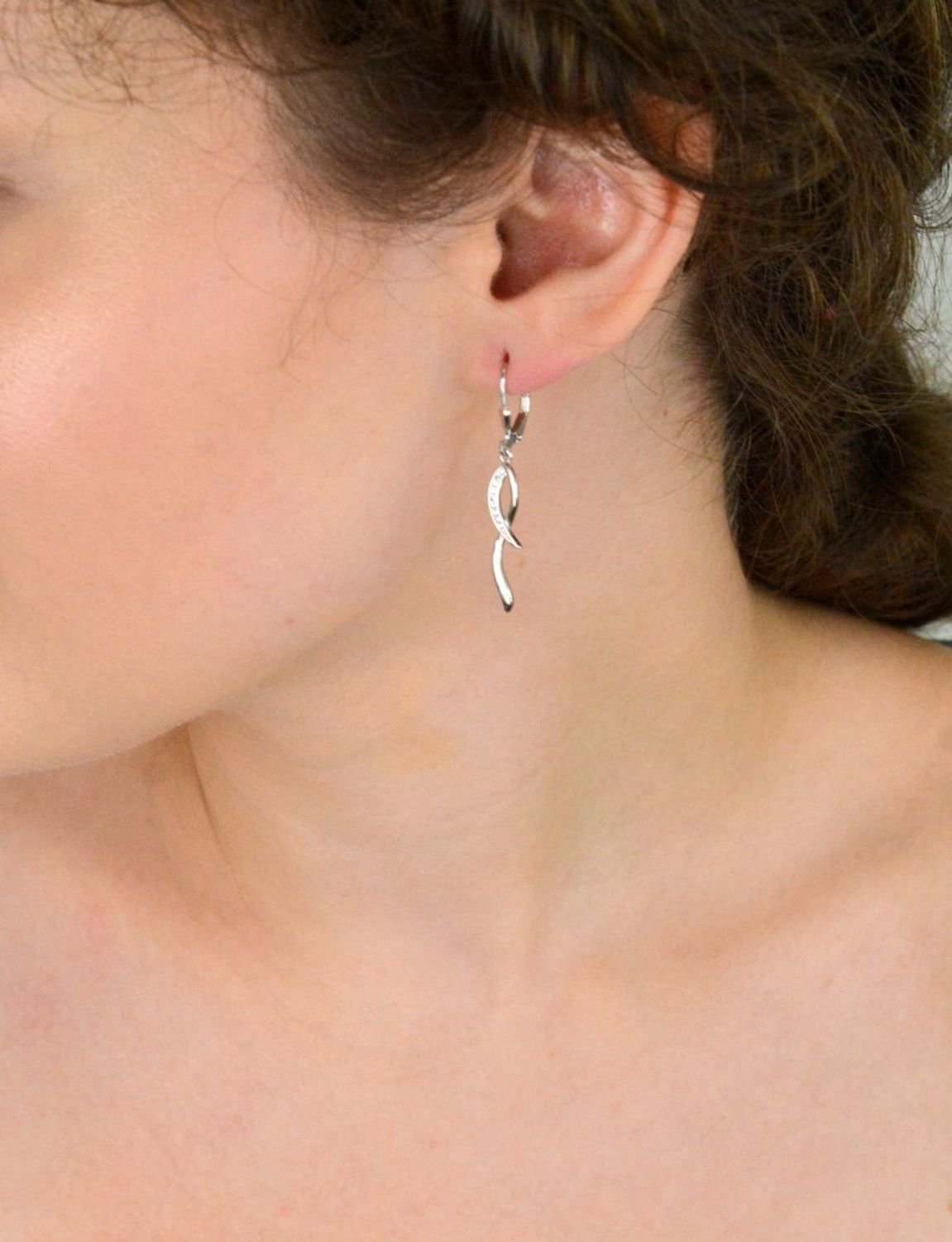 Kolczyki damskie DIA-KLC-13398-925 – srebro próby 925, pleciony wzór, cyrkonie, długość 4,0 cm, szerokość 5 mm, waga 2,10 g. Zapięcie bigiel angielski. Elegancja i blask w jednym.1.jpg