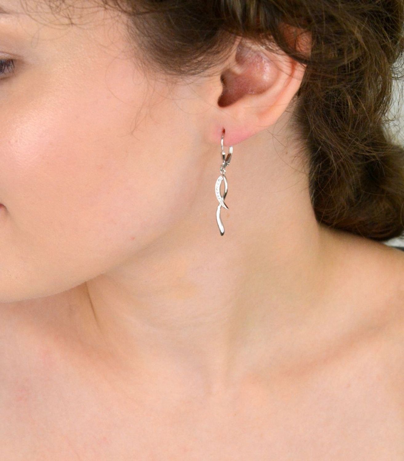 Kolczyki damskie DIA-KLC-13398-925 – srebro próby 925, pleciony wzór, cyrkonie, długość 4,0 cm, szerokość 5 mm, waga 2,10 g. Zapięcie bigiel angielski. Elegancja i blask w jednym.1.jpg