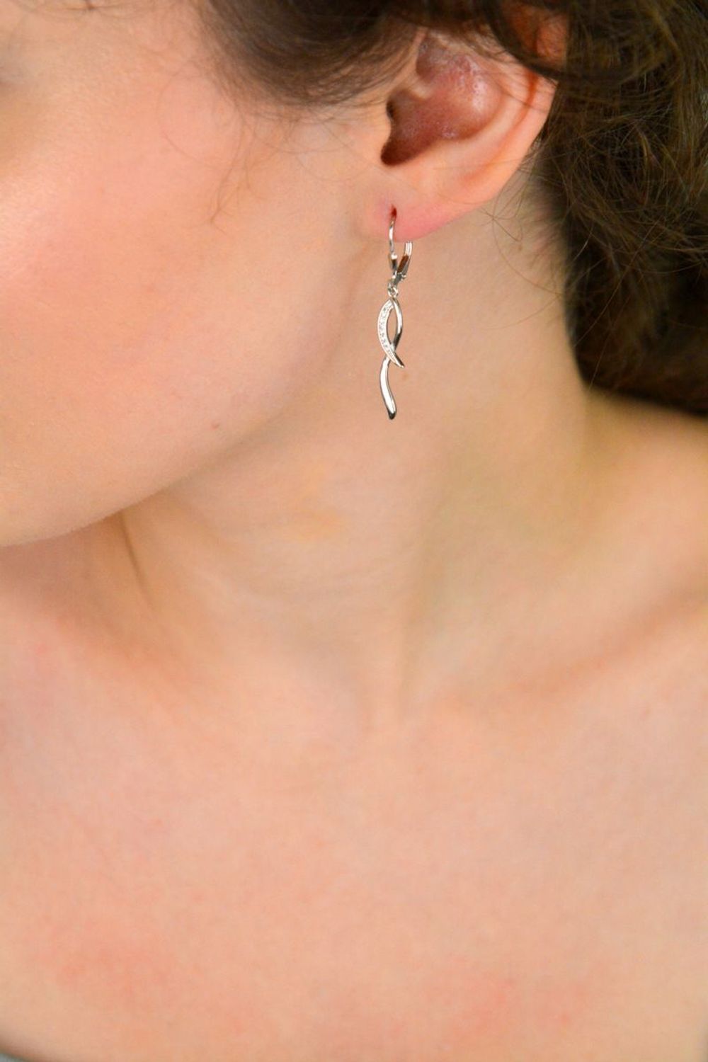 Kolczyki damskie DIA-KLC-13398-925 – srebro próby 925, pleciony wzór, cyrkonie, długość 4,0 cm, szerokość 5 mm, waga 2,10 g. Zapięcie bigiel angielski. Elegancja i blask w jednym.1.jpg