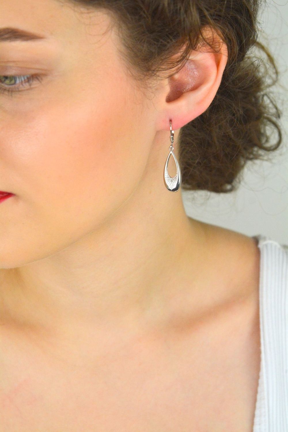 Kolczyki srebrne 925 DIA-KLC-13399-925 – wiszące owalne z cyrkoniami, długość 4 cm, szerokość 1 cm, zapięcie bigiel angielski. Elegancka i wygodna biżuteria dla kobiet.1.jpg