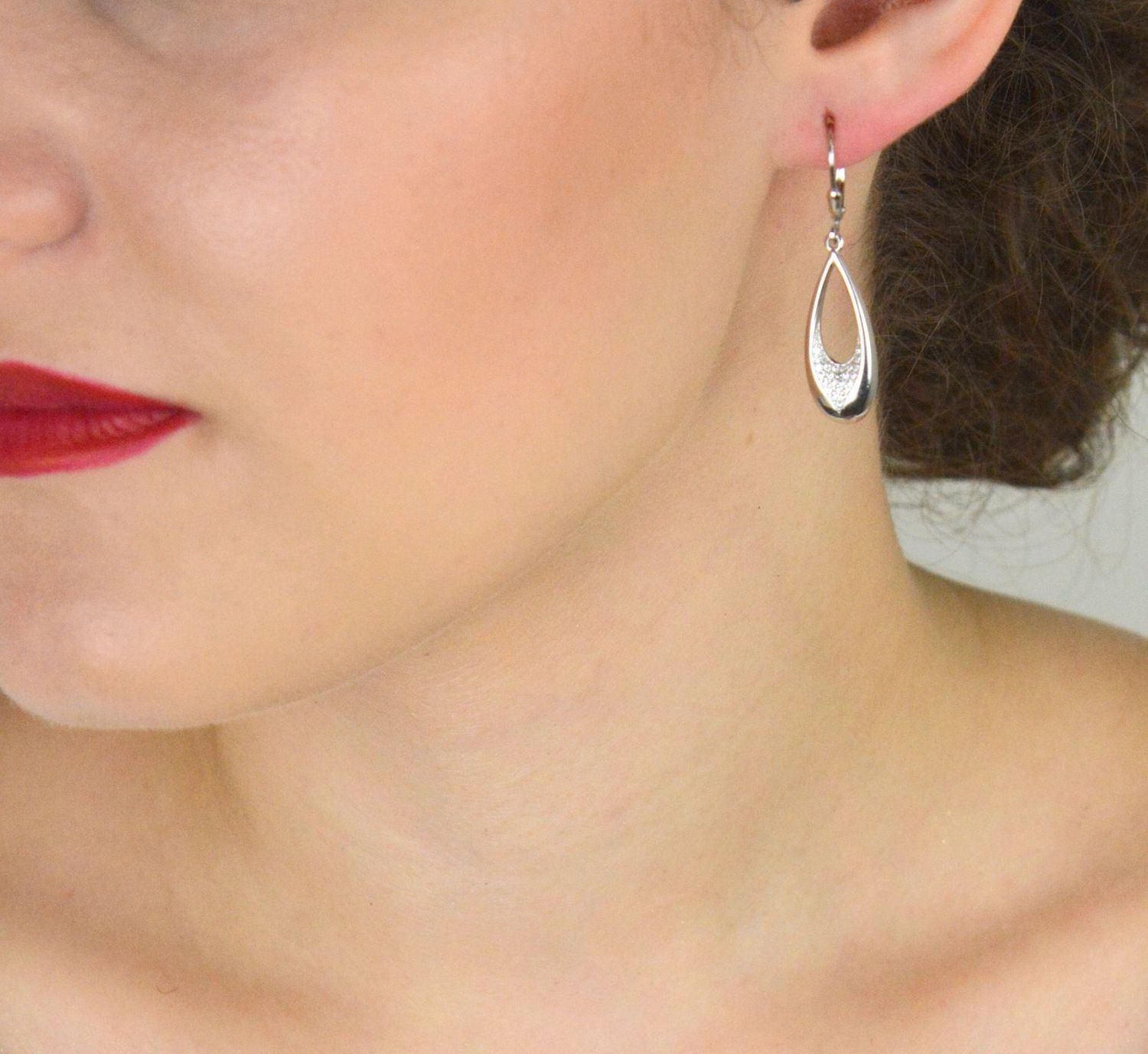 Kolczyki srebrne 925 DIA-KLC-13399-925 – wiszące owalne z cyrkoniami, długość 4 cm, szerokość 1 cm, zapięcie bigiel angielski. Elegancka i wygodna biżuteria dla kobiet.1.jpg