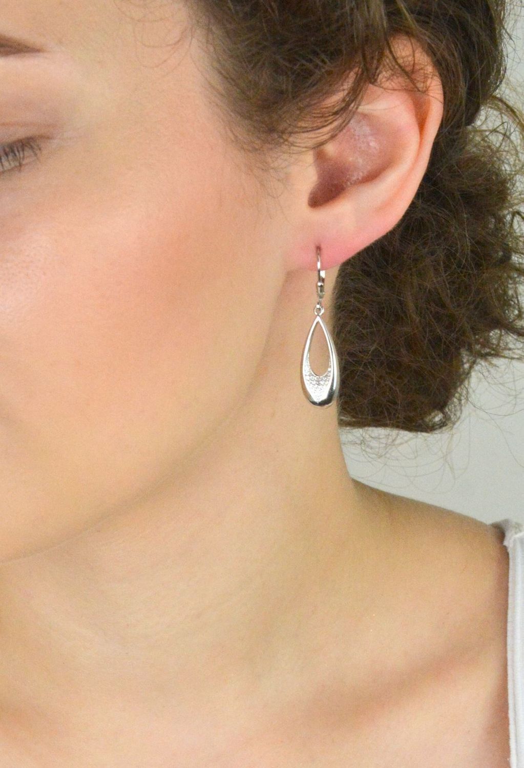 Kolczyki srebrne 925 DIA-KLC-13399-925 – wiszące owalne z cyrkoniami, długość 4 cm, szerokość 1 cm, zapięcie bigiel angielski. Elegancka i wygodna biżuteria dla kobiet.1.jpg