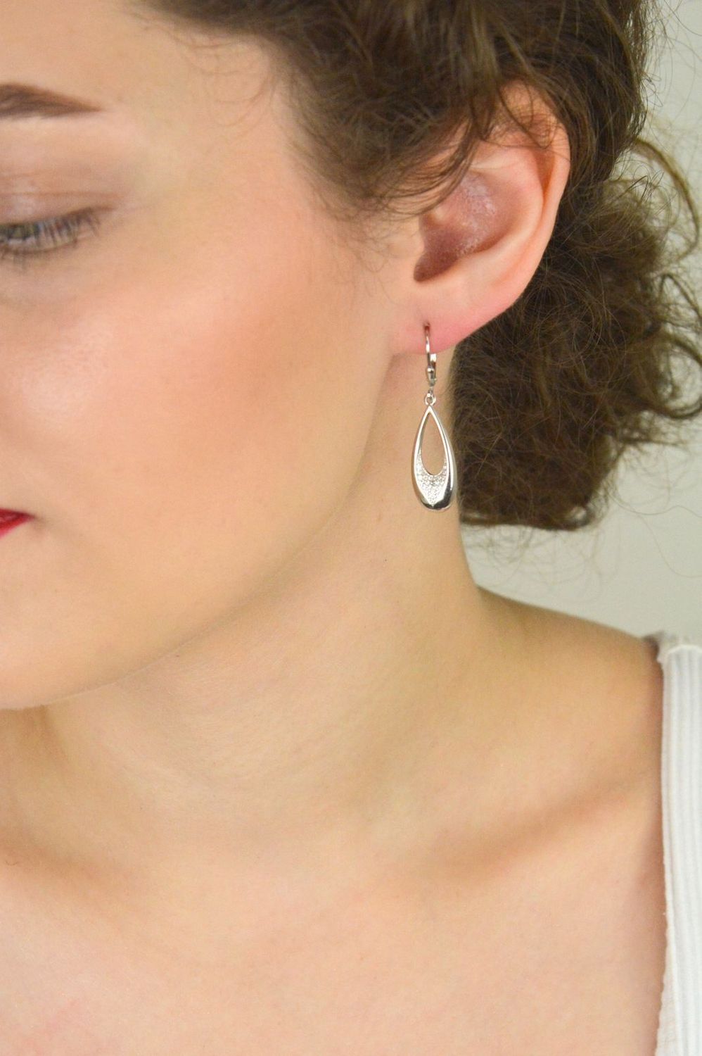 Kolczyki srebrne 925 DIA-KLC-13399-925 – wiszące owalne z cyrkoniami, długość 4 cm, szerokość 1 cm, zapięcie bigiel angielski. Elegancka i wygodna biżuteria dla kobiet.1.jpg