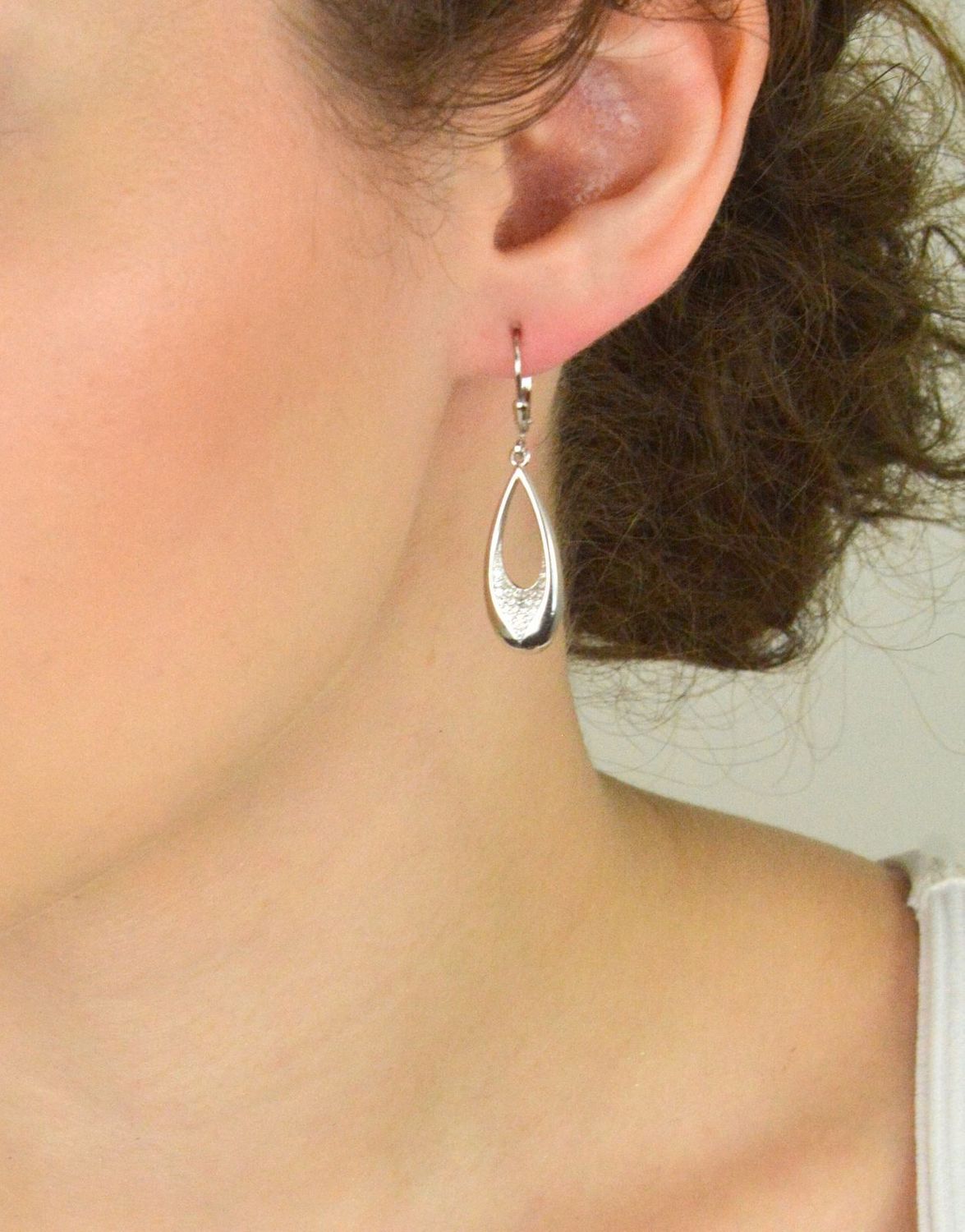 Kolczyki srebrne 925 DIA-KLC-13399-925 – wiszące owalne z cyrkoniami, długość 4 cm, szerokość 1 cm, zapięcie bigiel angielski. Elegancka i wygodna biżuteria dla kobiet.1.jpg