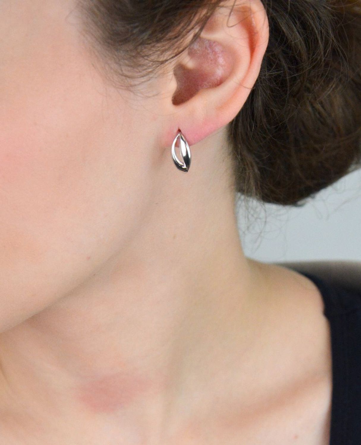 Kolczyki damskie srebrne DIA-KLC-13401-925 – eleganckie owalne kolczyki ze srebra próby 925. Długość 1,5 cm, szerokość 8 mm, waga 2,40 g. Zapięcie bigiel angielski – wygodne i bezpieczne.1.jpg