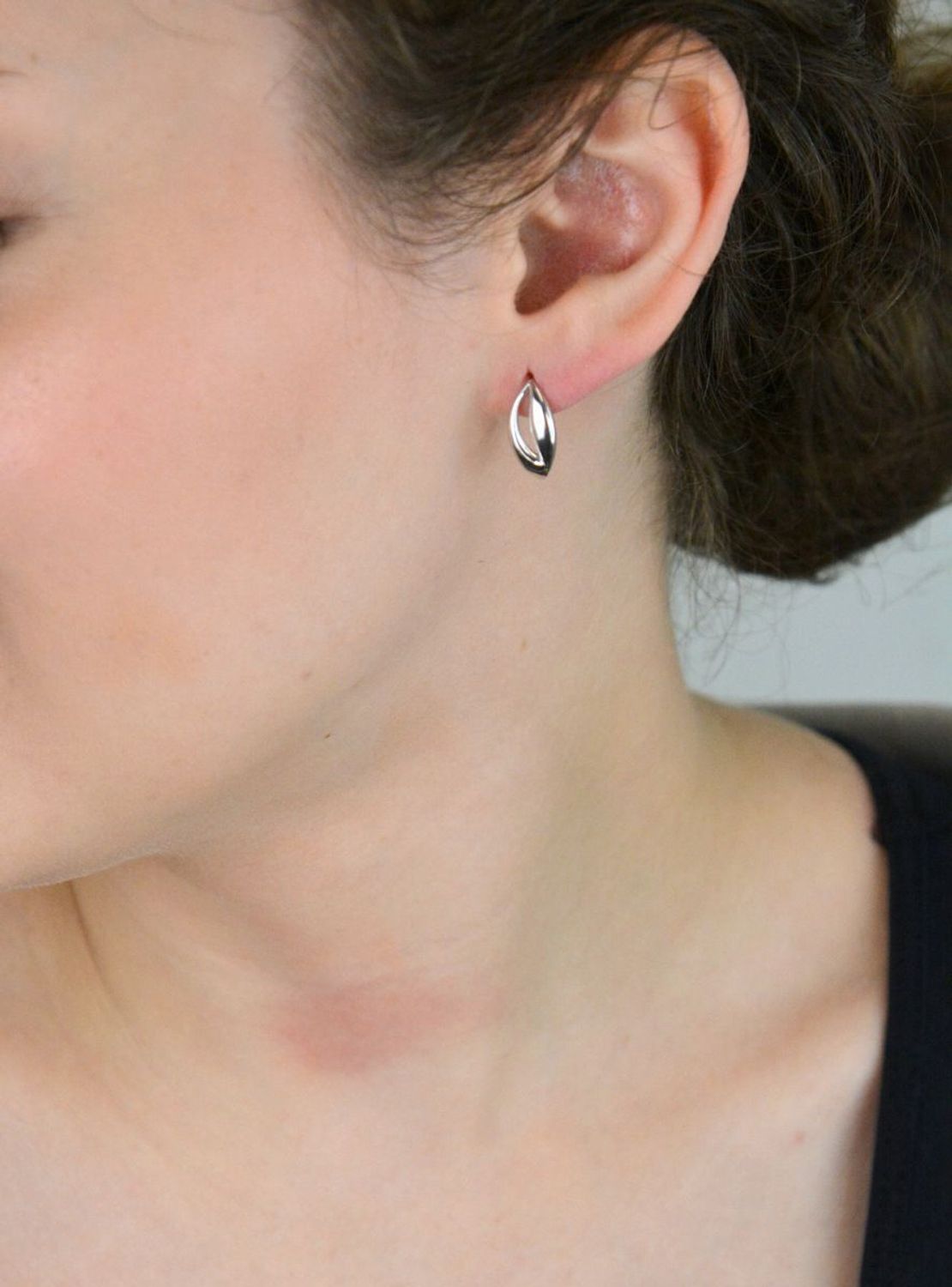 Kolczyki damskie srebrne DIA-KLC-13401-925 – eleganckie owalne kolczyki ze srebra próby 925. Długość 1,5 cm, szerokość 8 mm, waga 2,40 g. Zapięcie bigiel angielski – wygodne i bezpieczne.1.jpg