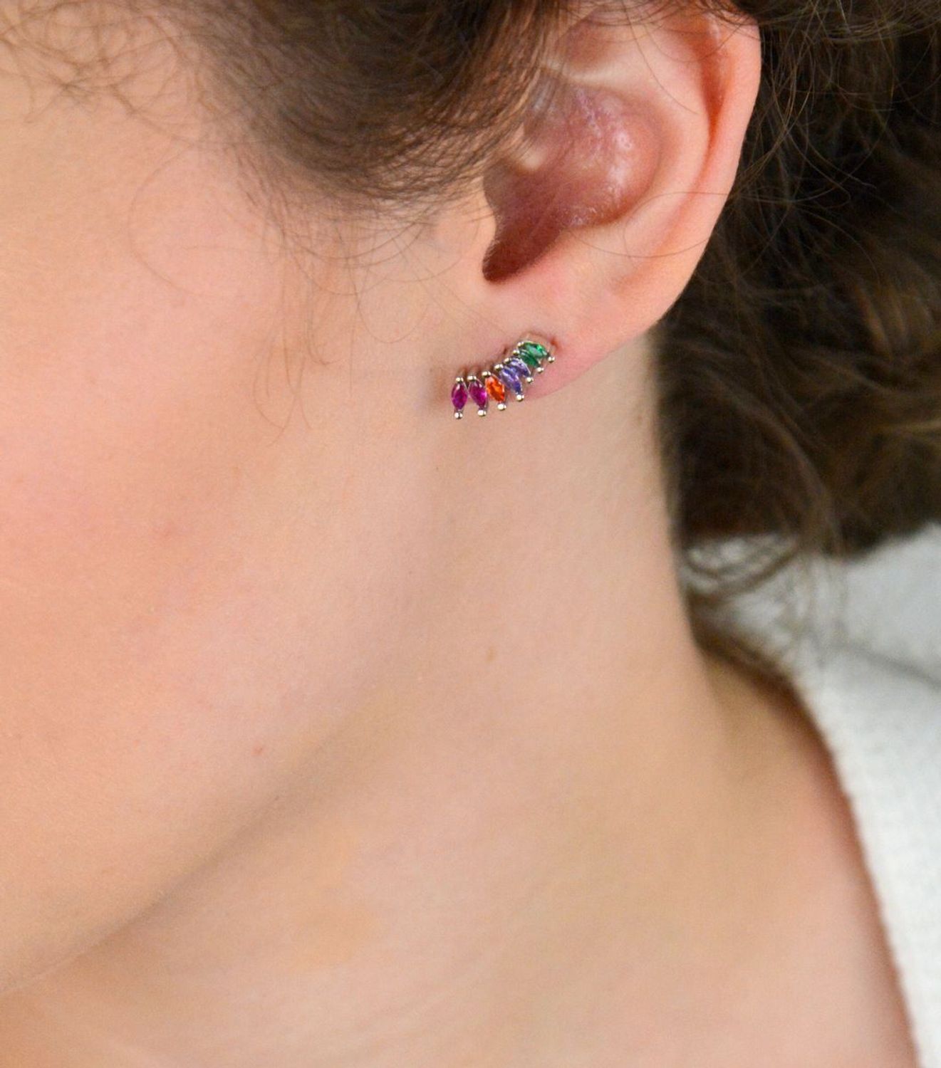 Kolczyki srebrne DIA-KLC-13402-925 z kolorową cyrkonią, próba 925, szerokość 1,5 cm x 5 mm, zapięcie na sztyft, waga 2,20 g. Kolorowy akcent i ponadczasowa elegancja.1.jpg