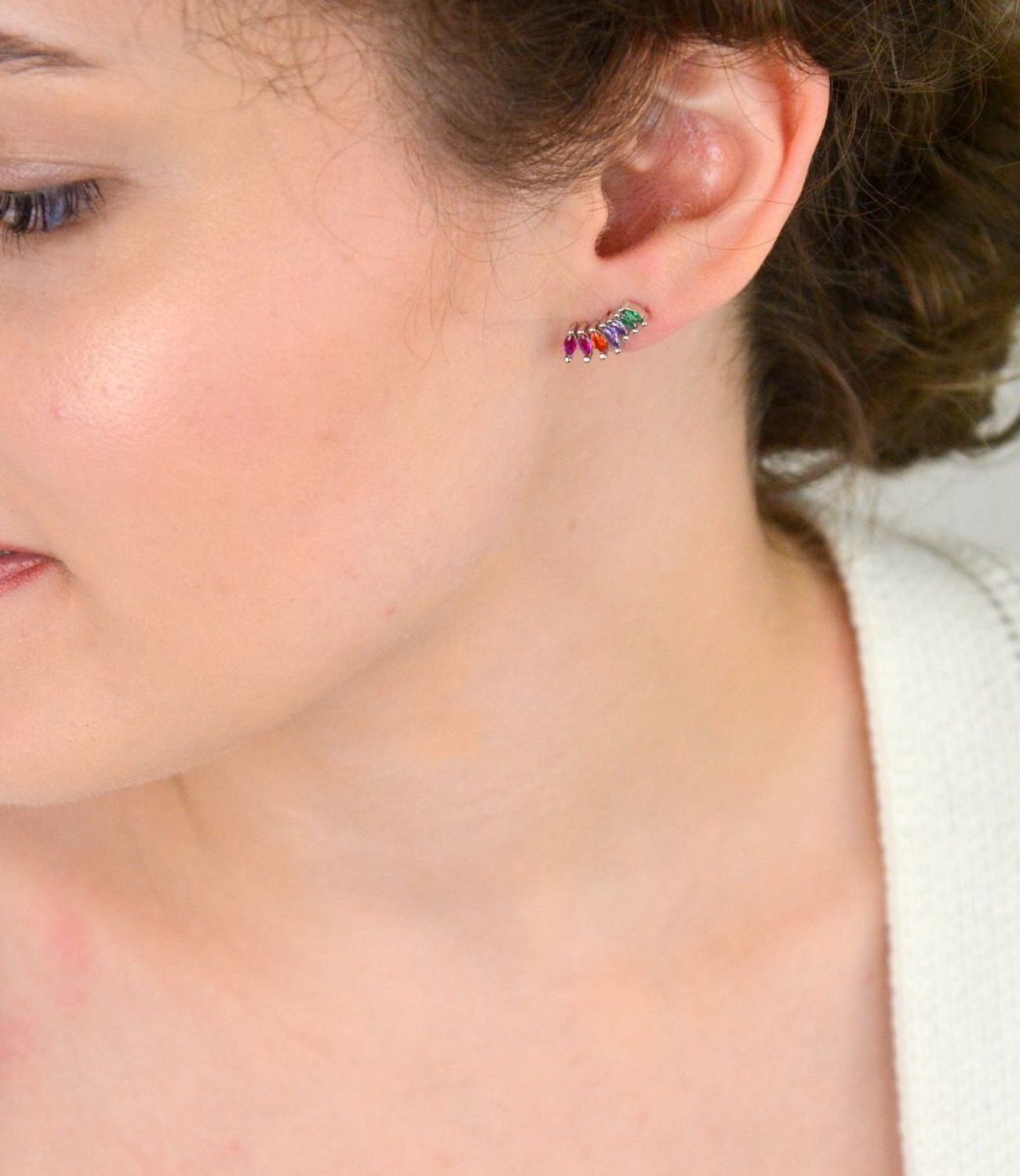 Kolczyki srebrne DIA-KLC-13402-925 z kolorową cyrkonią, próba 925, szerokość 1,5 cm x 5 mm, zapięcie na sztyft, waga 2,20 g. Kolorowy akcent i ponadczasowa elegancja.1.jpg