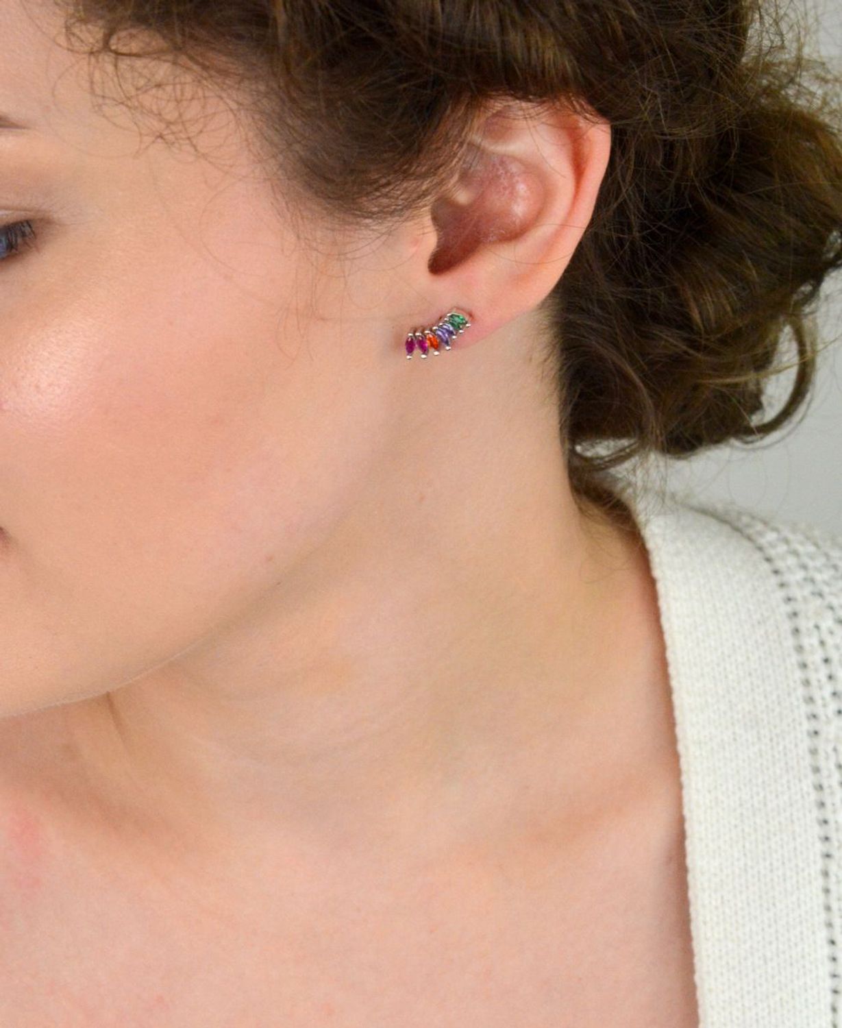 Kolczyki srebrne DIA-KLC-13402-925 z kolorową cyrkonią, próba 925, szerokość 1,5 cm x 5 mm, zapięcie na sztyft, waga 2,20 g. Kolorowy akcent i ponadczasowa elegancja.1.jpg