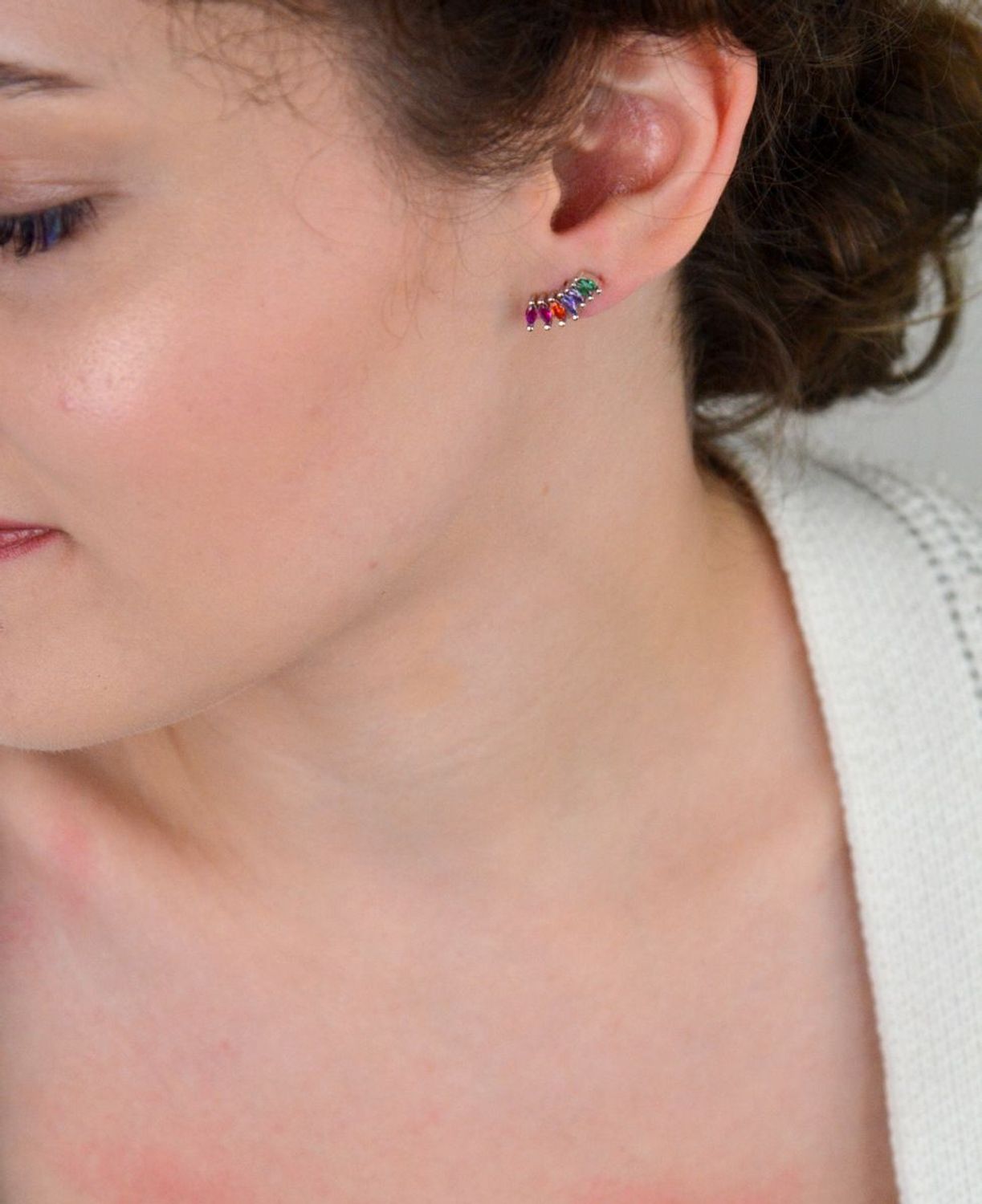 Kolczyki srebrne DIA-KLC-13402-925 z kolorową cyrkonią, próba 925, szerokość 1,5 cm x 5 mm, zapięcie na sztyft, waga 2,20 g. Kolorowy akcent i ponadczasowa elegancja.1.jpg