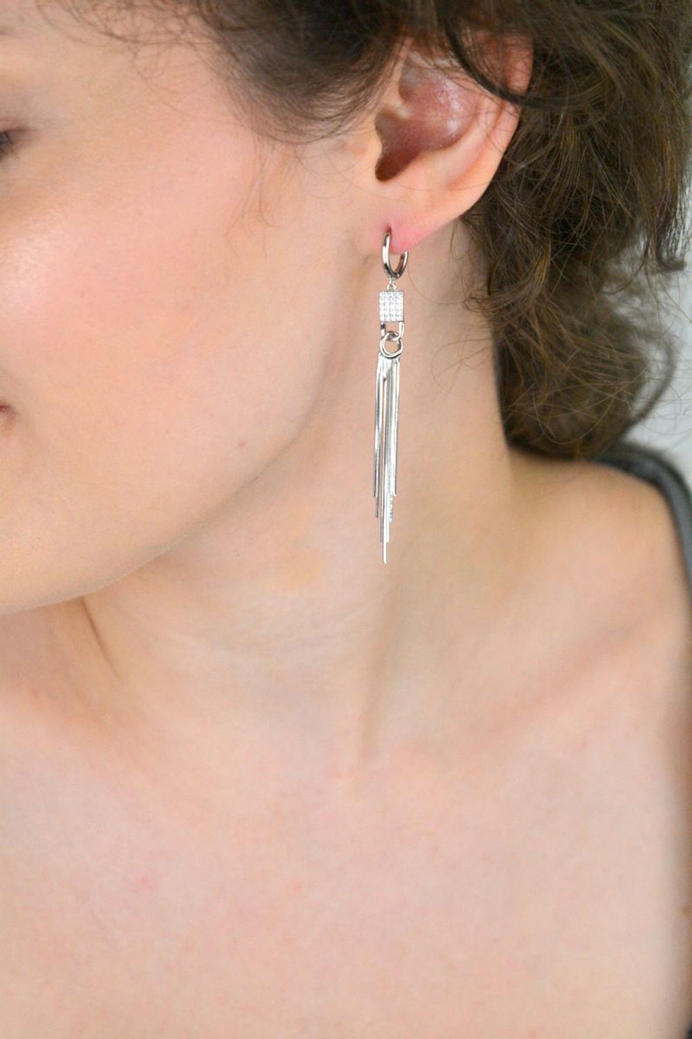 Kolczyki srebrne DIA-KLC-13404-925 z kółeczkami i wiszącymi łańcuszkami ozdobionymi cyrkonią. Długość 7 cm, srebro próby 925, zapięcie zatrzaskowe, waga 4,60 g. 1.jpg