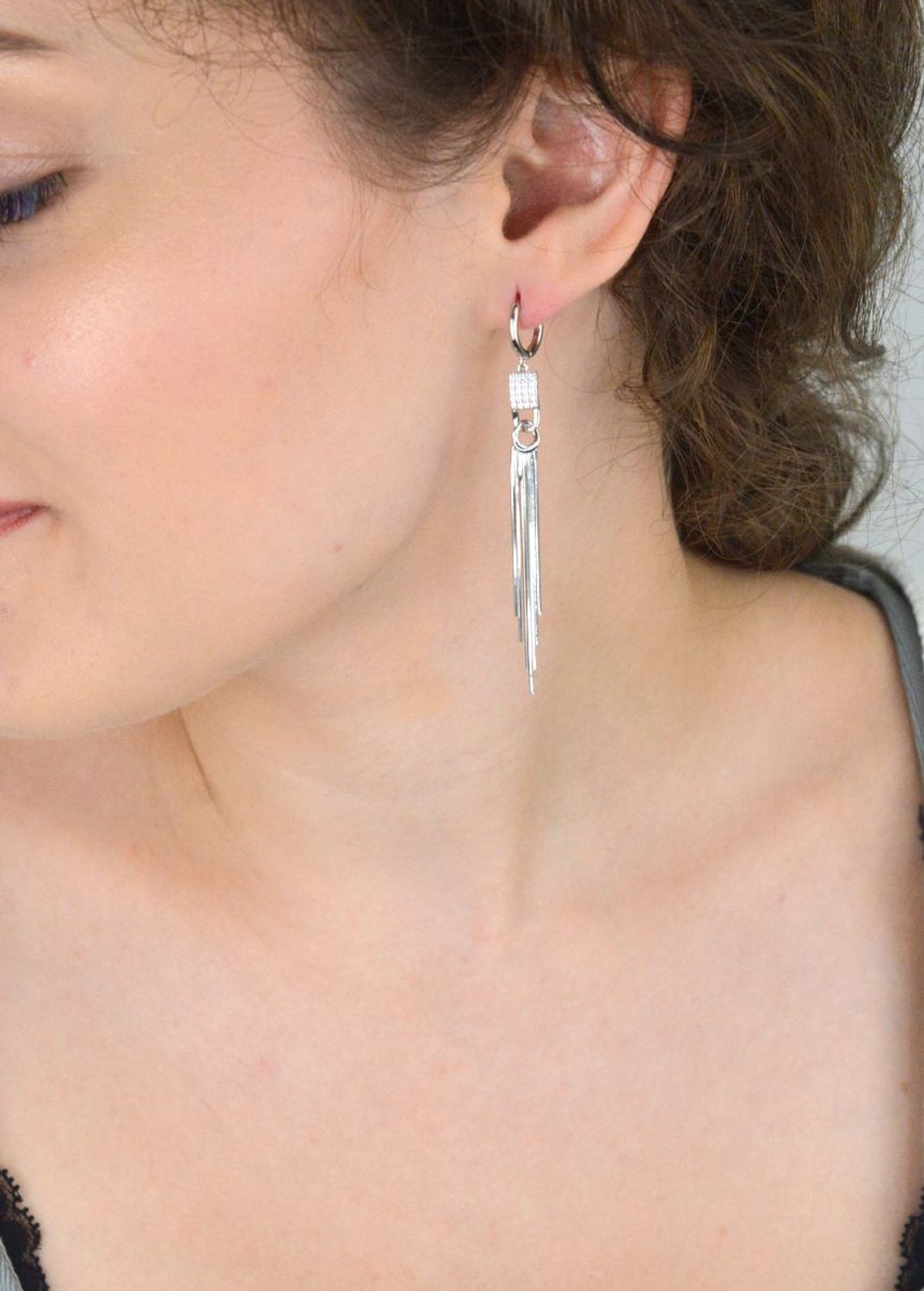 Kolczyki srebrne DIA-KLC-13404-925 z kółeczkami i wiszącymi łańcuszkami ozdobionymi cyrkonią. Długość 7 cm, srebro próby 925, zapięcie zatrzaskowe, waga 4,60 g. 1.jpg