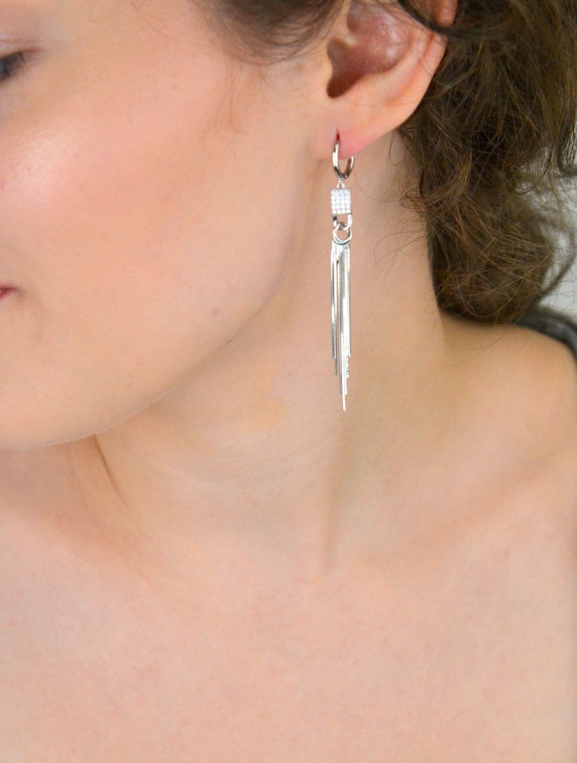 Kolczyki srebrne DIA-KLC-13404-925 z kółeczkami i wiszącymi łańcuszkami ozdobionymi cyrkonią. Długość 7 cm, srebro próby 925, zapięcie zatrzaskowe, waga 4,60 g. 1.jpg