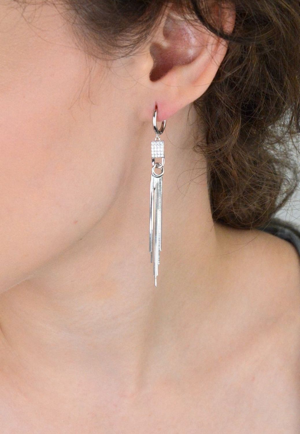 Kolczyki srebrne DIA-KLC-13404-925 z kółeczkami i wiszącymi łańcuszkami ozdobionymi cyrkonią. Długość 7 cm, srebro próby 925, zapięcie zatrzaskowe, waga 4,60 g. 1.jpg