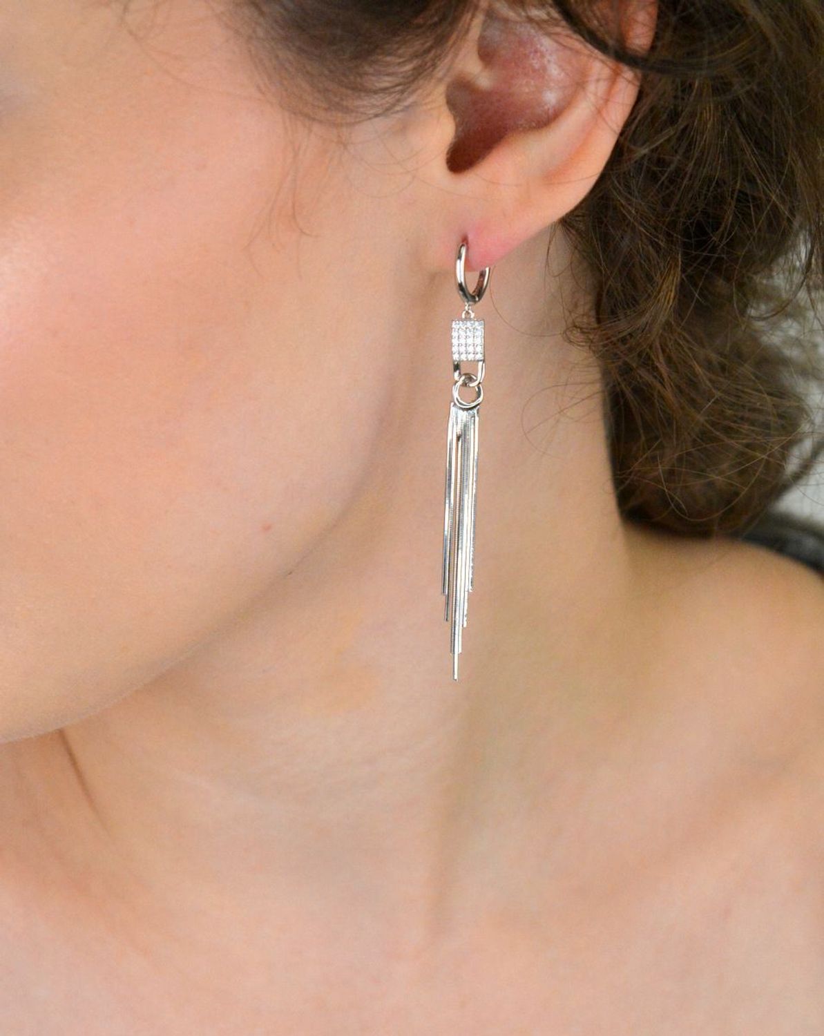 Kolczyki srebrne DIA-KLC-13404-925 z kółeczkami i wiszącymi łańcuszkami ozdobionymi cyrkonią. Długość 7 cm, srebro próby 925, zapięcie zatrzaskowe, waga 4,60 g. 1.jpg