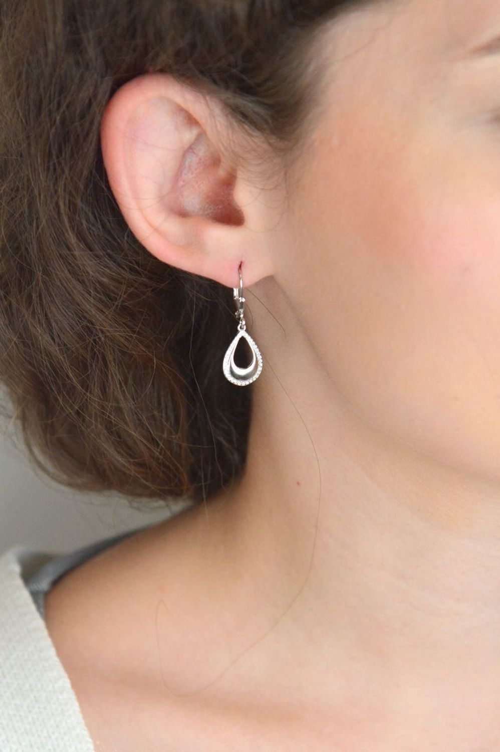 Srebrne kolczyki damskie w kształcie łezek z cyrkoniami. Wygodne zapięcie typu bigiel angielski. Próba 925. Eleganckie i kobiece – idealne na prezent lub specjalną okazję.1.jpg