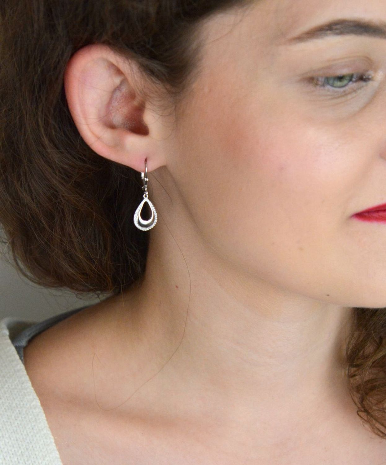 Srebrne kolczyki damskie w kształcie łezek z cyrkoniami. Wygodne zapięcie typu bigiel angielski. Próba 925. Eleganckie i kobiece – idealne na prezent lub specjalną okazję.1.jpg