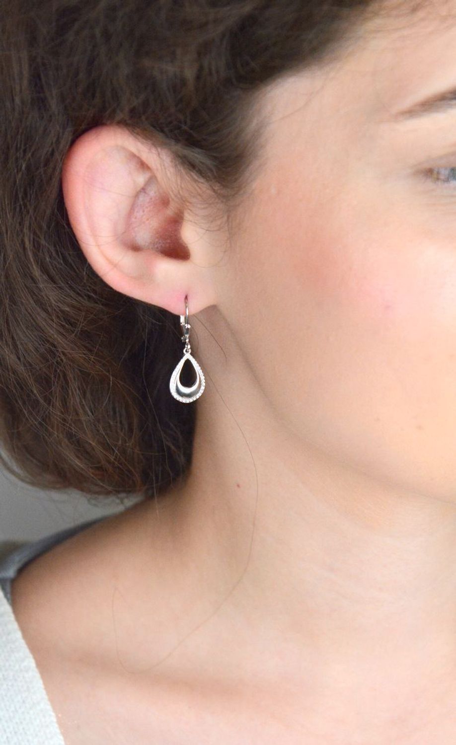 Srebrne kolczyki damskie w kształcie łezek z cyrkoniami. Wygodne zapięcie typu bigiel angielski. Próba 925. Eleganckie i kobiece – idealne na prezent lub specjalną okazję.1.jpg