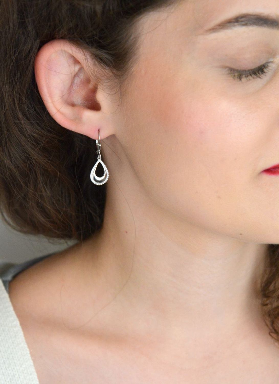 Srebrne kolczyki damskie w kształcie łezek z cyrkoniami. Wygodne zapięcie typu bigiel angielski. Próba 925. Eleganckie i kobiece – idealne na prezent lub specjalną okazję.1.jpg