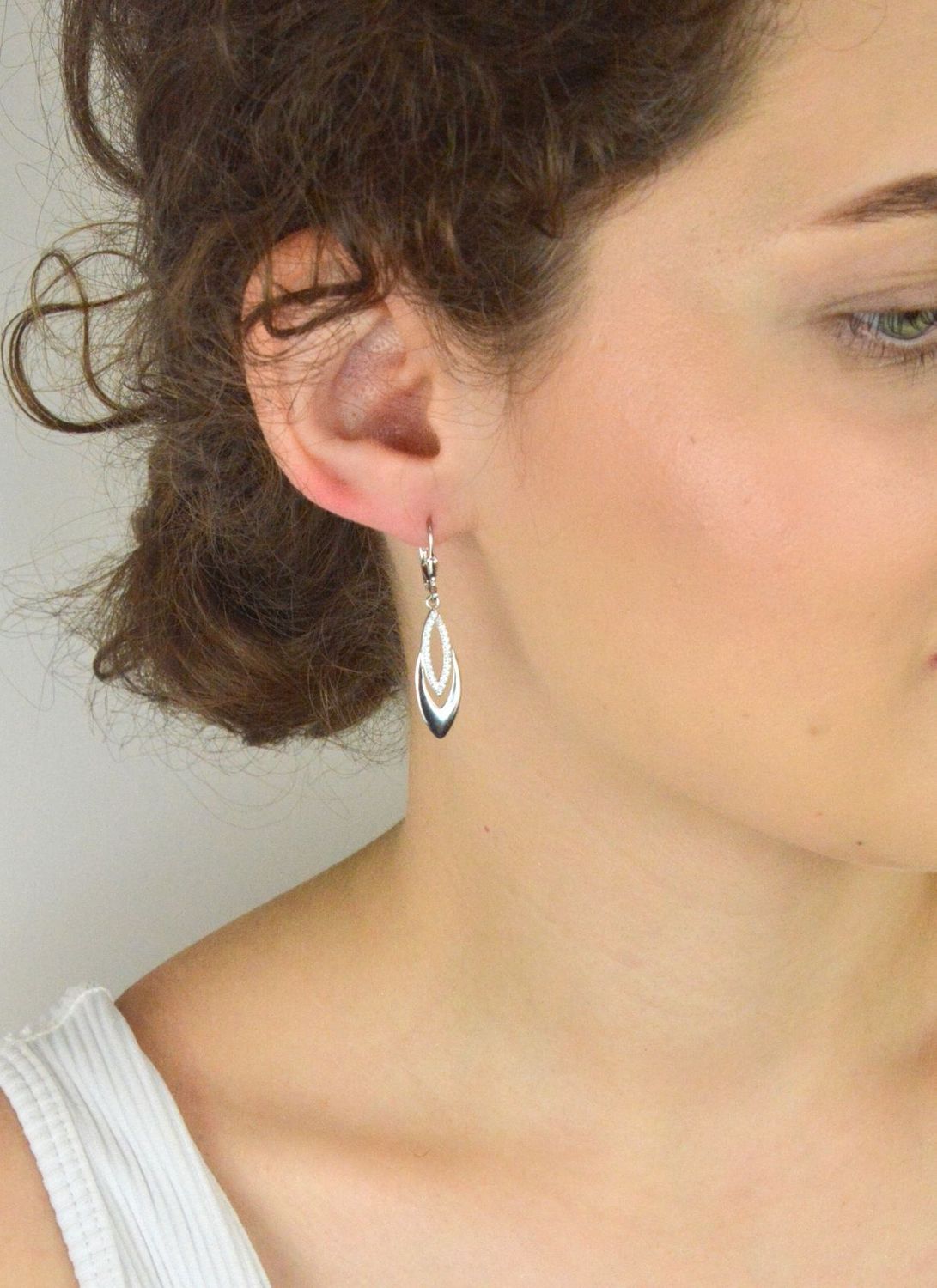 Kolczyki srebrne 925 DIA-KLC-13408-925 – łezki zdobione cyrkoniami, długość 4 cm, zapięcie angielskie. Klasyczna, elegancka biżuteria – idealna na prezent.1.jpg