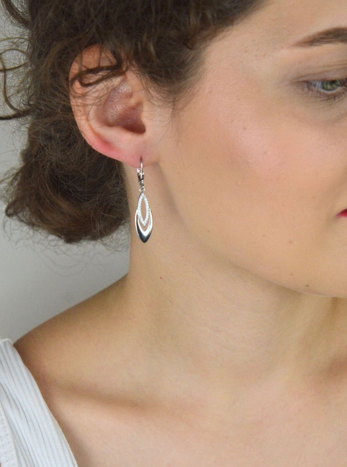 Kolczyki srebrne 925 DIA-KLC-13408-925 – łezki zdobione cyrkoniami, długość 4 cm, zapięcie angielskie. Klasyczna, elegancka biżuteria – idealna na prezent.1.jpg