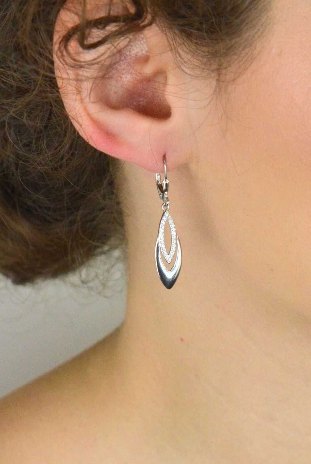 Kolczyki srebrne 925 DIA-KLC-13408-925 – łezki zdobione cyrkoniami, długość 4 cm, zapięcie angielskie. Klasyczna, elegancka biżuteria – idealna na prezent.1.jpg